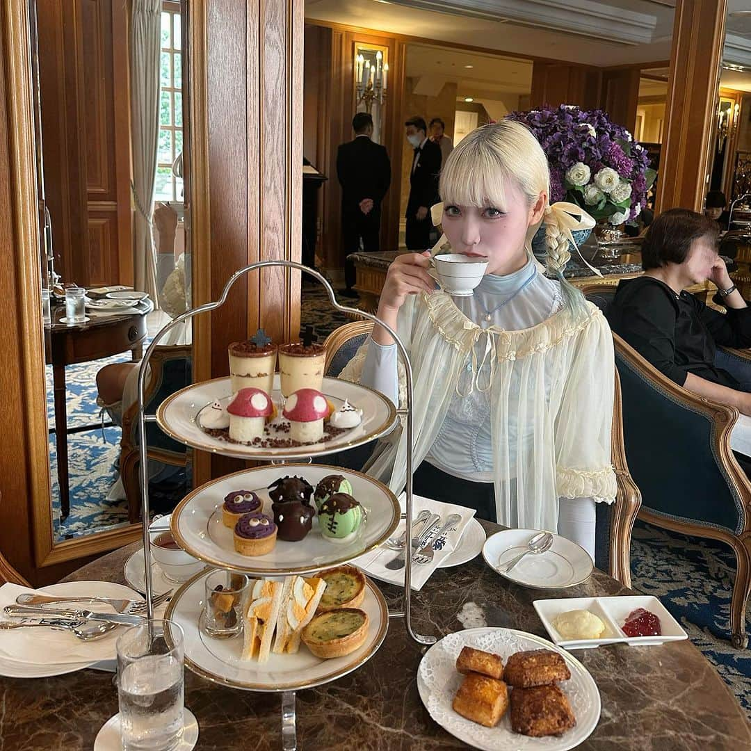 うじたまいのインスタグラム：「Halloween afternoon tea🫖🩵🧙🏻‍♀️  10月頭から体調崩したりで、せっかく買った可愛い秋服がずっと着られなくて可哀想だったので まいかちん誘っていつぶりすぎるアフヌンしてきた🫖☕️  可愛いデザートたべるためだけにおめかしして出かけるって、最高に贅沢で自己肯定感あがる。  ホテルニューグランド、クラシックな外観が好きで気になってたんだけどアフヌン味も見た目も最高だった…特にスコーンのうまさたるや… 美味しい色んな種類の紅茶もおかわり自由ってことで6杯も飲んでしまったよ…  自分のために定期的にアフヌンしようと思う。  #ホテルニューグランド  #アフタヌーンティー #afternoontea  #ヌン活 #ootd #fyp」