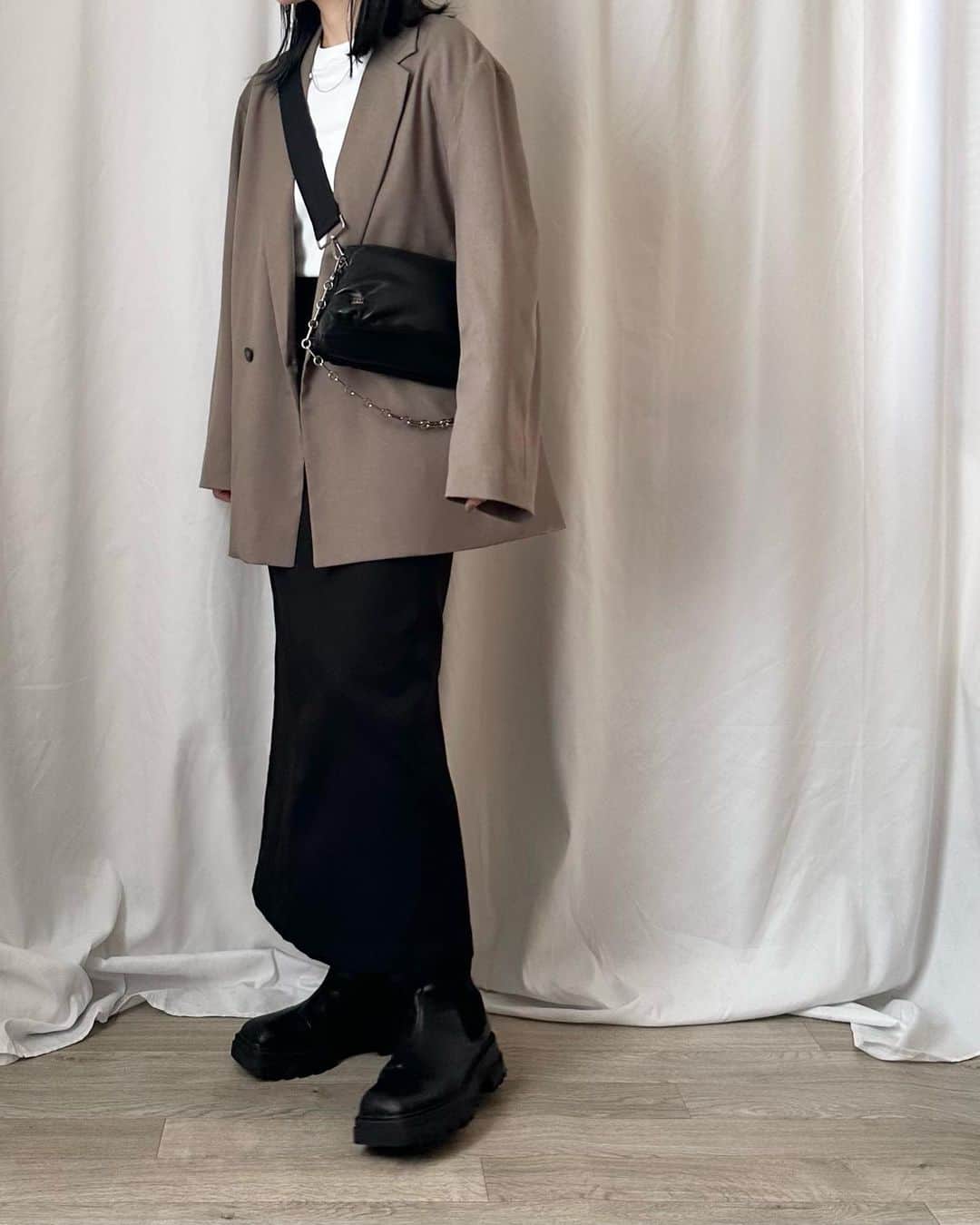 かほこ。さんのインスタグラム写真 - (かほこ。Instagram)「ㅤㅤㅤㅤㅤㅤㅤㅤㅤㅤㅤㅤㅤ ㅤㅤㅤㅤㅤㅤㅤㅤㅤㅤㅤㅤㅤ jacket : #journalstandardrelume top : #cos skirt : #neuna bag : #levernis boots : #あしながおじさん ㅤㅤㅤㅤㅤㅤㅤㅤㅤㅤㅤㅤㅤ タイトめなトップスとスカートに、メンズのジャケットと黒小物でメンズライクに。 ㅤㅤㅤㅤㅤㅤㅤㅤㅤㅤㅤㅤㅤ これにボルドーリップのバランスが好きです🫶🏻 ㅤㅤㅤㅤㅤㅤㅤㅤㅤㅤㅤㅤㅤ 黒髪にしてよかったなあ☺️ 全然色落ちしなくてびっくりするけど☺️ ㅤㅤㅤㅤㅤㅤㅤㅤㅤㅤㅤㅤㅤ #kaho_fashion」10月24日 21時02分 - xxokohakxx