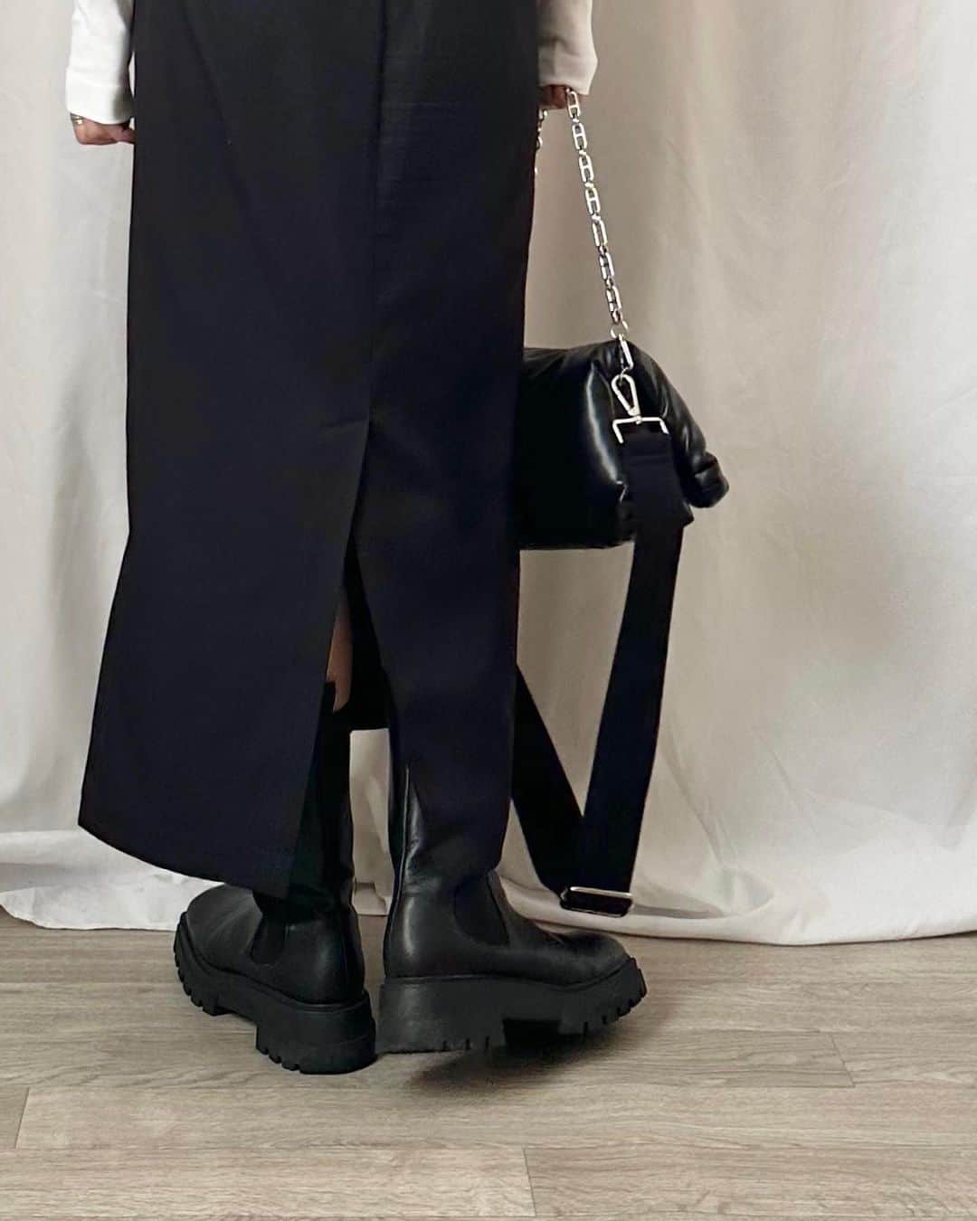 かほこ。さんのインスタグラム写真 - (かほこ。Instagram)「ㅤㅤㅤㅤㅤㅤㅤㅤㅤㅤㅤㅤㅤ ㅤㅤㅤㅤㅤㅤㅤㅤㅤㅤㅤㅤㅤ jacket : #journalstandardrelume top : #cos skirt : #neuna bag : #levernis boots : #あしながおじさん ㅤㅤㅤㅤㅤㅤㅤㅤㅤㅤㅤㅤㅤ タイトめなトップスとスカートに、メンズのジャケットと黒小物でメンズライクに。 ㅤㅤㅤㅤㅤㅤㅤㅤㅤㅤㅤㅤㅤ これにボルドーリップのバランスが好きです🫶🏻 ㅤㅤㅤㅤㅤㅤㅤㅤㅤㅤㅤㅤㅤ 黒髪にしてよかったなあ☺️ 全然色落ちしなくてびっくりするけど☺️ ㅤㅤㅤㅤㅤㅤㅤㅤㅤㅤㅤㅤㅤ #kaho_fashion」10月24日 21時02分 - xxokohakxx