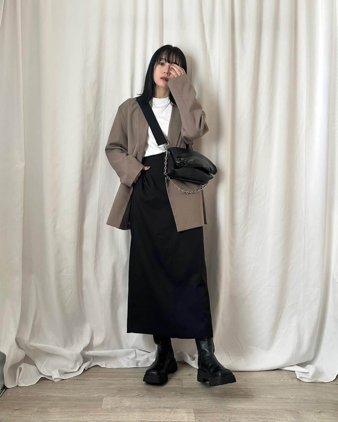 かほこ。のインスタグラム：「ㅤㅤㅤㅤㅤㅤㅤㅤㅤㅤㅤㅤㅤ ㅤㅤㅤㅤㅤㅤㅤㅤㅤㅤㅤㅤㅤ jacket : #journalstandardrelume top : #cos skirt : #neuna bag : #levernis boots : #あしながおじさん ㅤㅤㅤㅤㅤㅤㅤㅤㅤㅤㅤㅤㅤ タイトめなトップスとスカートに、メンズのジャケットと黒小物でメンズライクに。 ㅤㅤㅤㅤㅤㅤㅤㅤㅤㅤㅤㅤㅤ これにボルドーリップのバランスが好きです🫶🏻 ㅤㅤㅤㅤㅤㅤㅤㅤㅤㅤㅤㅤㅤ 黒髪にしてよかったなあ☺️ 全然色落ちしなくてびっくりするけど☺️ ㅤㅤㅤㅤㅤㅤㅤㅤㅤㅤㅤㅤㅤ #kaho_fashion」