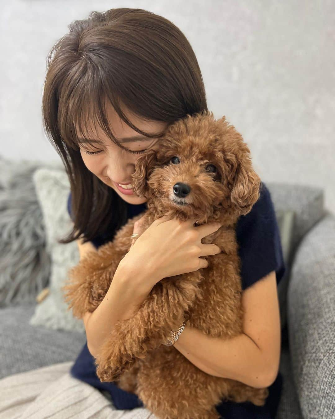 曽田茉莉江さんのインスタグラム写真 - (曽田茉莉江Instagram)「今日の収録も素敵な出会いでした🥬📻またお知らせしますね☺️  そして今月の眉毛調整へ🐶🩷 恐らく前世では恋人もしくは息子だったんじゃないかってくらい お互いに求愛し合うまみちゃんの🐶のわさび🥹🩷笑 もう可愛すぎて、愛おしすぎて🥲 びーわさは私を見てオラウータンみたいな鳴き声で出迎えてくれました🤤  はぁぁ可愛いって言ってる間に 今月も美眉の完成です🥹  まみちゃんいつもありがとう🥹🩷  @mami_saisu  @emaymie_official   tops @beatrice_fsf  skirt  @snidel_official  Ⓜ️ @m_maglie_le_cassetto_official   このほわほわトップスが可愛すぎて…とっても綺麗なネイビー💙 こういうほわほわの生地は女性らしくて大好きなのですが、異常に毛が抜けたり、少しチクチクしたりするのですが、このトップスは上質なのかすごい浮き上がる程毛が抜ける訳でもないし、チクチクもしなくて やっと出会えたって感じです🥹  #fashion #code#大人ファッション #大人コーデ #大人カジュアル #美眉#眉毛サロン #トイプードル #トイプー」10月24日 21時02分 - marie_soda_