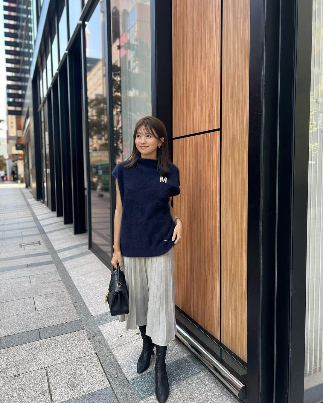 曽田茉莉江さんのインスタグラム写真 - (曽田茉莉江Instagram)「今日の収録も素敵な出会いでした🥬📻またお知らせしますね☺️  そして今月の眉毛調整へ🐶🩷 恐らく前世では恋人もしくは息子だったんじゃないかってくらい お互いに求愛し合うまみちゃんの🐶のわさび🥹🩷笑 もう可愛すぎて、愛おしすぎて🥲 びーわさは私を見てオラウータンみたいな鳴き声で出迎えてくれました🤤  はぁぁ可愛いって言ってる間に 今月も美眉の完成です🥹  まみちゃんいつもありがとう🥹🩷  @mami_saisu  @emaymie_official   tops @beatrice_fsf  skirt  @snidel_official  Ⓜ️ @m_maglie_le_cassetto_official   このほわほわトップスが可愛すぎて…とっても綺麗なネイビー💙 こういうほわほわの生地は女性らしくて大好きなのですが、異常に毛が抜けたり、少しチクチクしたりするのですが、このトップスは上質なのかすごい浮き上がる程毛が抜ける訳でもないし、チクチクもしなくて やっと出会えたって感じです🥹  #fashion #code#大人ファッション #大人コーデ #大人カジュアル #美眉#眉毛サロン #トイプードル #トイプー」10月24日 21時02分 - marie_soda_