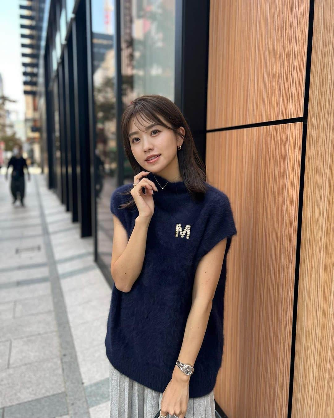 曽田茉莉江さんのインスタグラム写真 - (曽田茉莉江Instagram)「今日の収録も素敵な出会いでした🥬📻またお知らせしますね☺️  そして今月の眉毛調整へ🐶🩷 恐らく前世では恋人もしくは息子だったんじゃないかってくらい お互いに求愛し合うまみちゃんの🐶のわさび🥹🩷笑 もう可愛すぎて、愛おしすぎて🥲 びーわさは私を見てオラウータンみたいな鳴き声で出迎えてくれました🤤  はぁぁ可愛いって言ってる間に 今月も美眉の完成です🥹  まみちゃんいつもありがとう🥹🩷  @mami_saisu  @emaymie_official   tops @beatrice_fsf  skirt  @snidel_official  Ⓜ️ @m_maglie_le_cassetto_official   このほわほわトップスが可愛すぎて…とっても綺麗なネイビー💙 こういうほわほわの生地は女性らしくて大好きなのですが、異常に毛が抜けたり、少しチクチクしたりするのですが、このトップスは上質なのかすごい浮き上がる程毛が抜ける訳でもないし、チクチクもしなくて やっと出会えたって感じです🥹  #fashion #code#大人ファッション #大人コーデ #大人カジュアル #美眉#眉毛サロン #トイプードル #トイプー」10月24日 21時02分 - marie_soda_