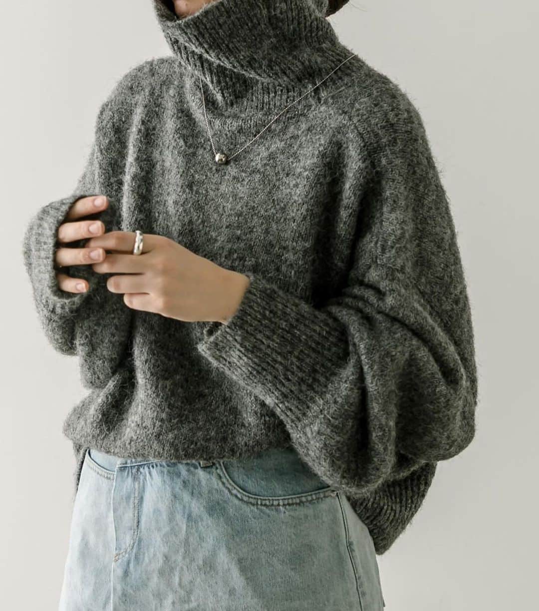 mysticさんのインスタグラム写真 - (mysticInstagram)「【pick up item】 ・モヘアライクタートルニット ¥8,250（税込） color : OFF/YEL/GRN/CCL size : Free  肌触り、着心地の良いニット素材。 袖のたっぽり感でかわいらしい印象に。 ベーシックカラーと鮮やかカラーの4色展開。  是非ご覧くださいませ。 ⁡ palcloset / zozotown / iLUMINE  #mystic #mystic_2023aw #カジュアル #大人カジュアル #着回し #着回しコーデ  #シンプルコーデ #大人カジュアル #着回し #カーディガン #カーデ #ショートシャツ#シャツ#シャツコーデ #ラメニット #秋カラー #カラバリ#秋コーデ#秋服コーデ#ブラウス」10月24日 21時05分 - mystic_pr