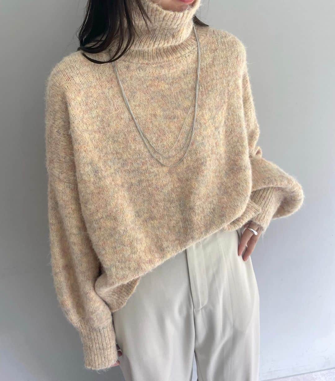 mysticさんのインスタグラム写真 - (mysticInstagram)「【pick up item】 ・モヘアライクタートルニット ¥8,250（税込） color : OFF/YEL/GRN/CCL size : Free  肌触り、着心地の良いニット素材。 袖のたっぽり感でかわいらしい印象に。 ベーシックカラーと鮮やかカラーの4色展開。  是非ご覧くださいませ。 ⁡ palcloset / zozotown / iLUMINE  #mystic #mystic_2023aw #カジュアル #大人カジュアル #着回し #着回しコーデ  #シンプルコーデ #大人カジュアル #着回し #カーディガン #カーデ #ショートシャツ#シャツ#シャツコーデ #ラメニット #秋カラー #カラバリ#秋コーデ#秋服コーデ#ブラウス」10月24日 21時05分 - mystic_pr