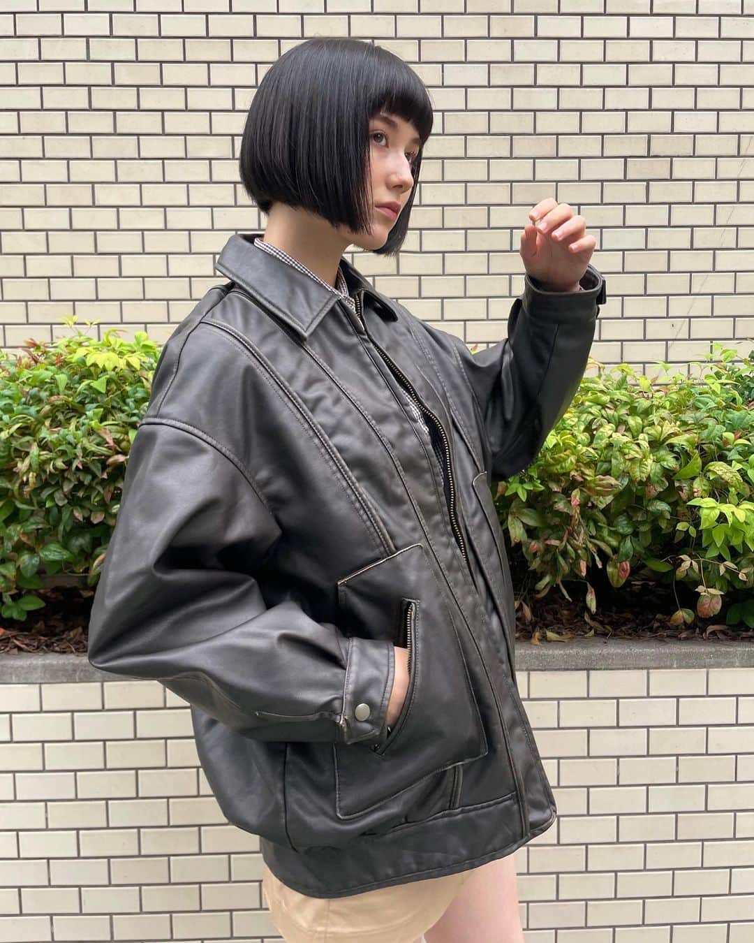 藤本林花美愛さんのインスタグラム写真 - (藤本林花美愛Instagram)「この前リールにも載せた日のコーディネート❤️  ずっとライダース派だったけど、 今年はたっぷりサイズの感じなシルエットが好き！  ヴィンテージの風合いのある色味やレザーも好きで LAGUA GEMのジャケットお気に入り✨  バイカーブーツでかっこいい感じに ミニ丈で可愛らしく💕  Jacket: @laguagem  Tops: @zara  Skirt: @bershka  Boots: @charleskeith_jp @charleskeithofficial」10月24日 19時39分 - lily_1001_official