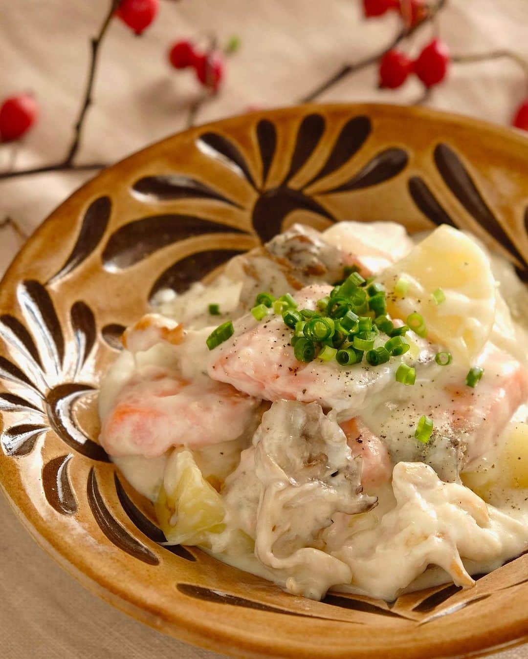 麻木久仁子のインスタグラム：「鮭ときのこのクリーム煮。 生クリーム不要でささっと作ります🥰  きのこに焼き目をつけて旨みを引き出すのがちょっとしたコツ。  レシピは「フーディストノート　麻木久仁子」で検索してくださいね。」
