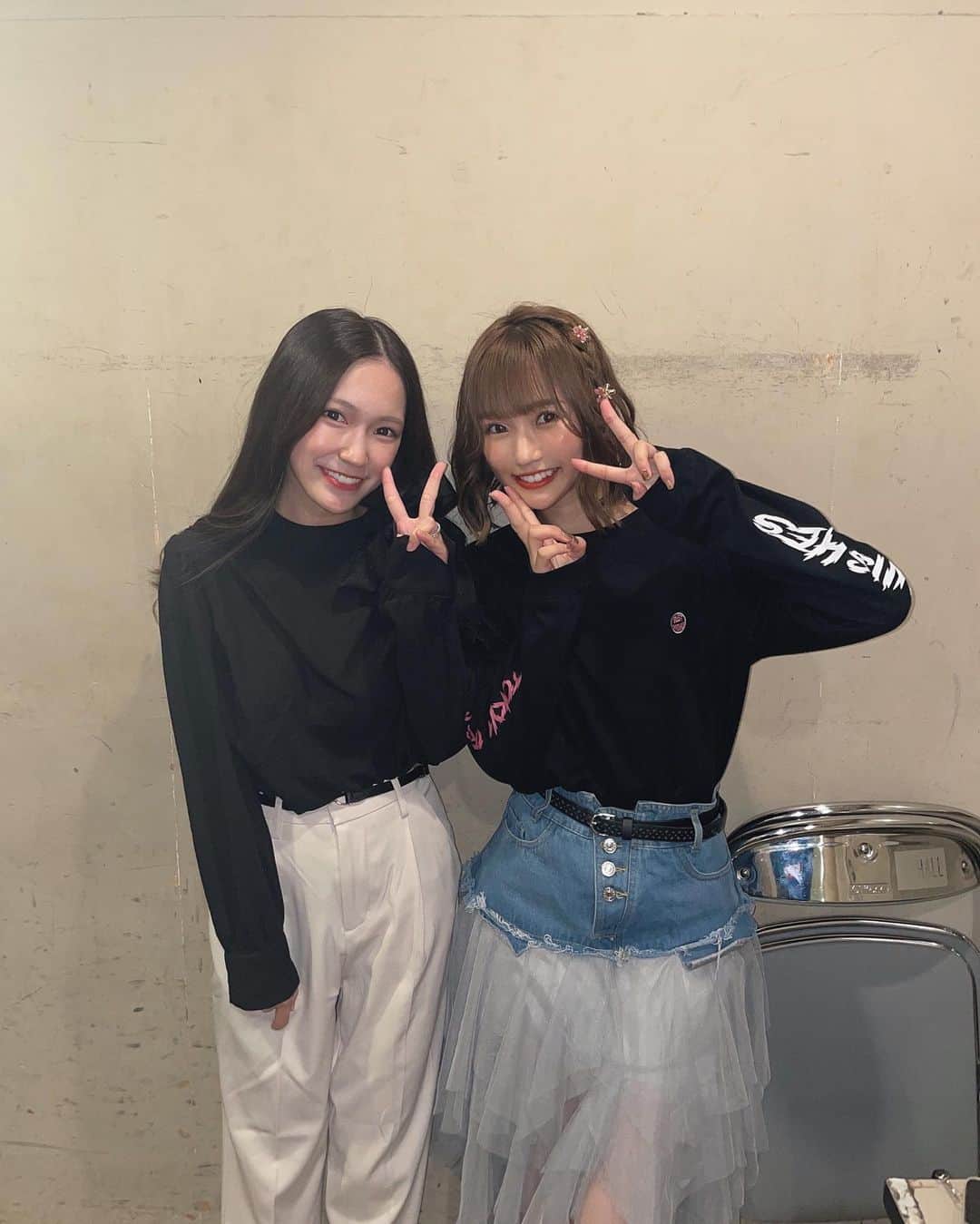 小林智絵のインスタグラム：「. . . . . . ツアー大阪公演に私の大好きな同期が来てくれました🥲🧡 . . . 私いつも前もって連絡するという事ができず…（笑） . 今回も今大阪にいるの、明日ツアー大阪公演だから来てねーって連絡したら、流石に無理だよ？😂って言ってたのに、、、 . 小林に甘い優しいゆーかちゃんは 会いに来てくれました🥹🧡🧡笑笑 . 二児のママで凄く凄く大変な時に本当ごめん🥹🥹🥹笑笑 . . . ゆーかが流してくれた涙が嬉しすぎて沁みまくった🥲、、 . . 私加入当初ハイパーダンス出来なくて、初めましてのゆーかにダンス教えてーっていきなり頼んで、宮下公園でダンスを教えてもらったの🥲 . . 多分同期にゆーかがいなかったら、 最初の段階で挫折してる🥹 . . . びっくりするくらい気が合いまくって「ぱにゃめろ」は最強コンビだと思ってる😊🧡❤️ . . . 我つよつよ性格きつきつ 当時なんて特にトゲトゲしてた私を いつも優しくなだめてくれて 今思うと私の扱いの天才さん（笑） . . ゆーかがPimm'sを卒業して、今は二児の母🤱✨ 感慨深すぎる、、、 . . 時がたっても遠距離でも。 今でもこうして仲良しなの本当に嬉しいよ🥲♡ . . Pimm'sがなかったら出会えてないと思うと怖いもんね🥲 . . 心の底から出会えてよかった人、 おばあちゃんになっても 仲良くしてると思うわ😂🧡 . . . 一生相棒ちゃん🍊🍎 . . . . . #ボブ #ボブアレンジ #ボブヘアアレンジ #イエベ秋 #イエベ秋メイク #イエベ #イエベメイク #巻き髪 #年齢逆行アイドル」