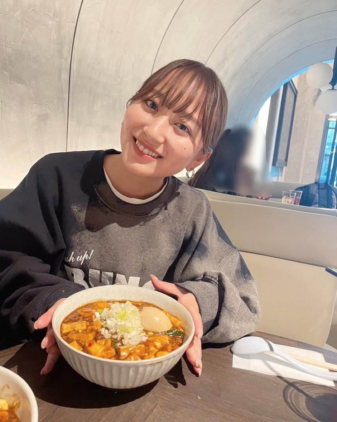 堀くるみのインスタグラム：「この前もかと すするか、すすらんか。さんの POPUP行ってきた🍜 麻婆豆腐ラーメンを辛さ控えめに してもらいました🤭 食べ応え抜群で美味しかった✨  #すするかすすらんか #ラーメン #堀くるみ #堀のインスタ」