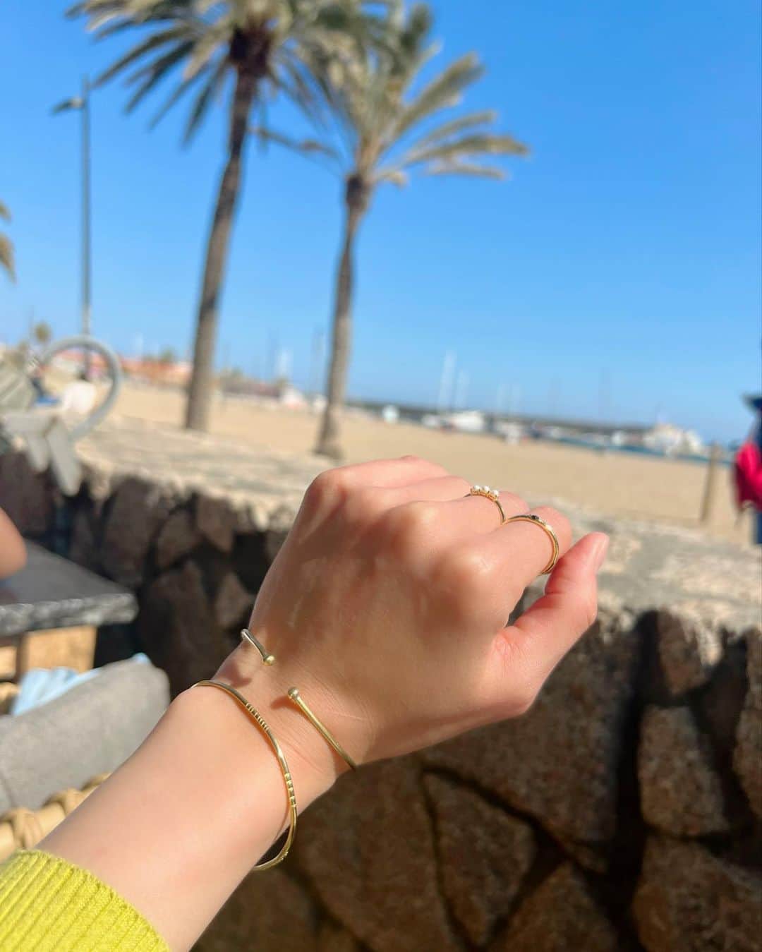 一双麻希 さんのインスタグラム写真 - (一双麻希 Instagram)「スペインの絵になる可愛い路地。。✨ 現地で買った服に加えて、付けているアクセサリーも、 旅中にパリ、モロッコ、スペインで買ったものがほとんど。😌 旅の中で、土地ごとにアイテムが増えていく度ウキウキするし、 帰ってからも思い出を身につけられて、嬉しい。☺️  #3枚目は片手に全部旅getアイテム☻ #いっそうまきchannel #スペイン旅行 #思い出写真   #ヨーロッパ旅行 #スペイン #バルセロナ #サンセバスチャン #女子旅 #一人旅 #europe #spain #barcelona #sansebastian #mallorca #旅好き #旅好き女子 #山ガール #アウトドア女子 #旅行コーデ #旅好きな人と繋がりたい #海外旅行 #worldtravel #worldtraveler #trip #shooting #いっそうまき旅行記」10月24日 19時44分 - isso_maki315
