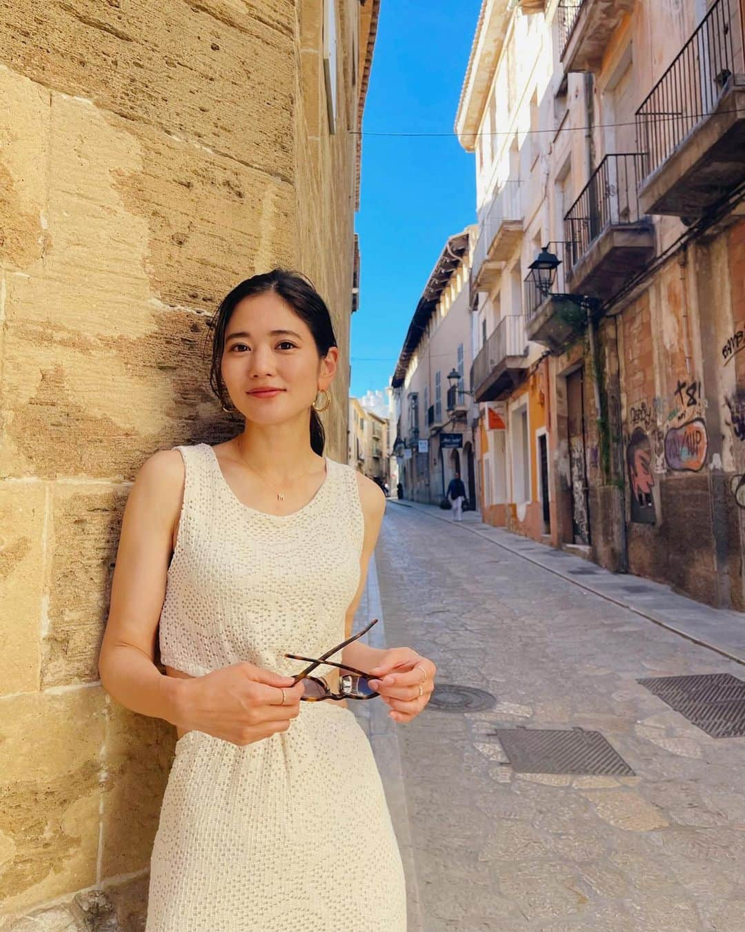 一双麻希 のインスタグラム：「スペインの絵になる可愛い路地。。✨ 現地で買った服に加えて、付けているアクセサリーも、 旅中にパリ、モロッコ、スペインで買ったものがほとんど。😌 旅の中で、土地ごとにアイテムが増えていく度ウキウキするし、 帰ってからも思い出を身につけられて、嬉しい。☺️  #3枚目は片手に全部旅getアイテム☻ #いっそうまきchannel #スペイン旅行 #思い出写真   #ヨーロッパ旅行 #スペイン #バルセロナ #サンセバスチャン #女子旅 #一人旅 #europe #spain #barcelona #sansebastian #mallorca #旅好き #旅好き女子 #山ガール #アウトドア女子 #旅行コーデ #旅好きな人と繋がりたい #海外旅行 #worldtravel #worldtraveler #trip #shooting #いっそうまき旅行記」