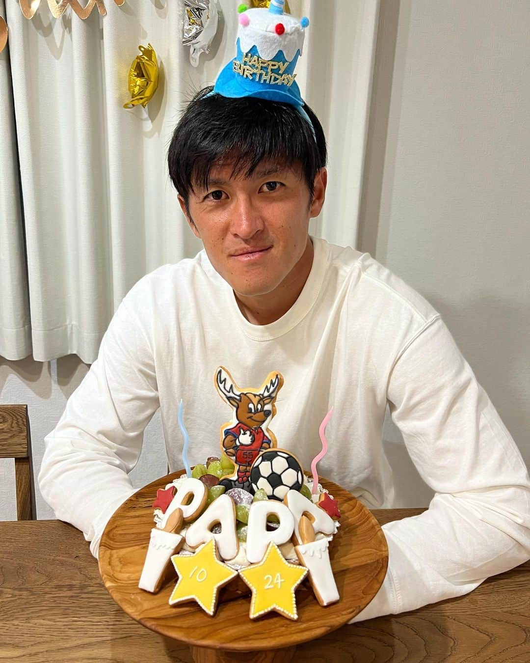 植田直通のインスタグラム：「、 今日で29歳になりました！ たくさんの方にお祝いしていただきとても嬉しいです！ 20代最後も楽しんで精進していきたいと思います😊  #妻の手作りケーキとクッキー #しかおもそっくり #しかおも喜んでる」