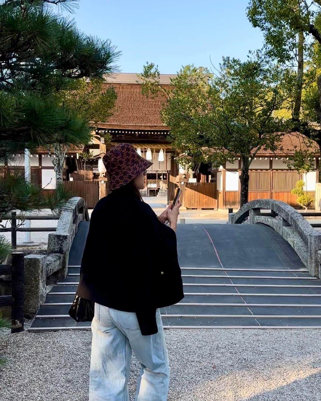 兼岩美奈のインスタグラム：「" 日本最古の神社、伊弉諾神宮。 仕事の合間に寄り道☺️🤍 . . . #淡路島 #伊弉諾神宮 #夫婦クス」