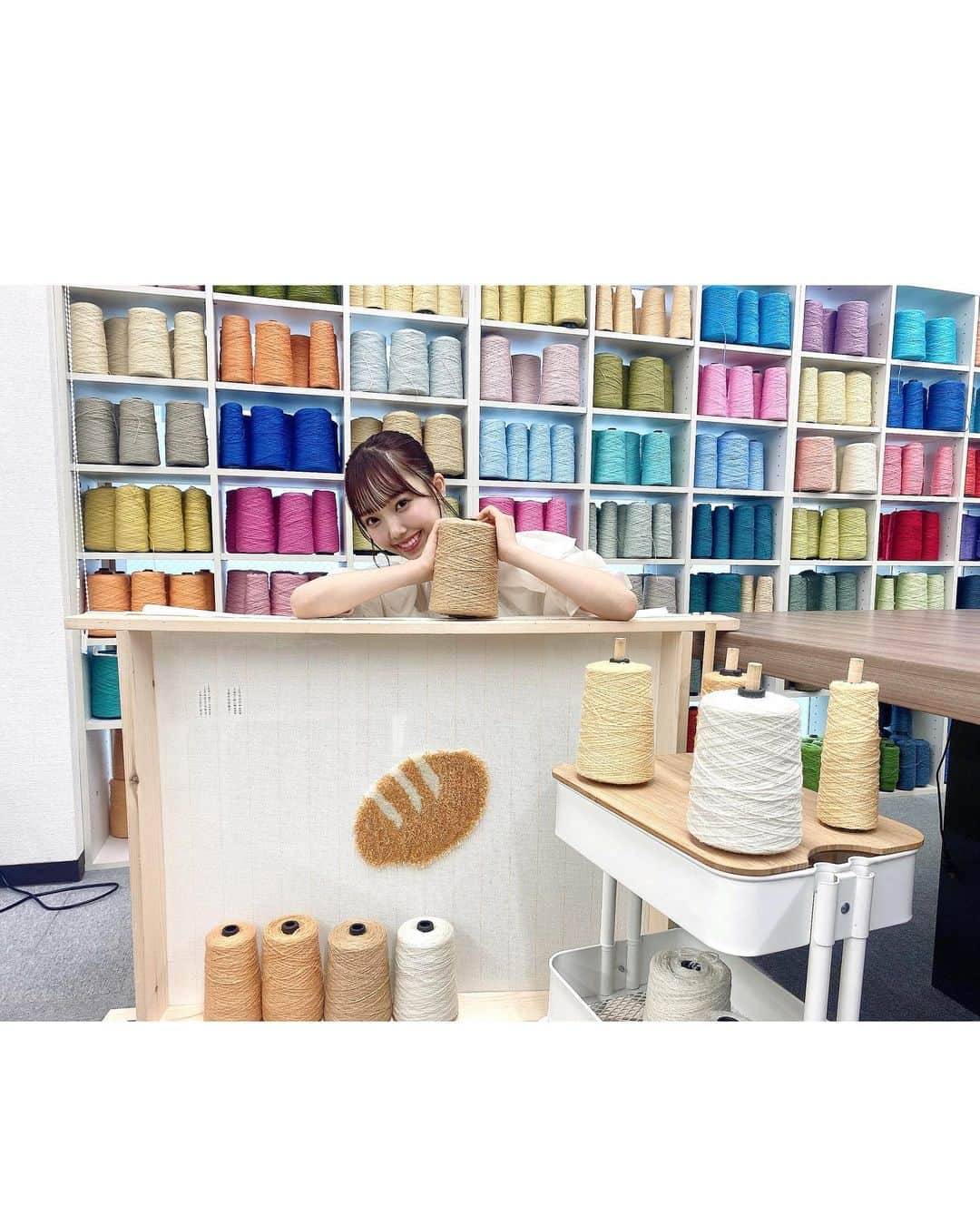 落合希来里さんのインスタグラム写真 - (落合希来里Instagram)「🥖🥖🥖  人生初タフティング〜〜!! 自分で3色選んで作ったフランスパンが 美味しそうにできていい香りもした気がする…¨̮(動画) スタッフさんも 美味しそう!!って褒めてくださって とってもにこにこほんわかな空間だった |´-`)  パンは世界を平和にするね〜〜🥖」10月24日 19時47分 - _ochiaikirari_