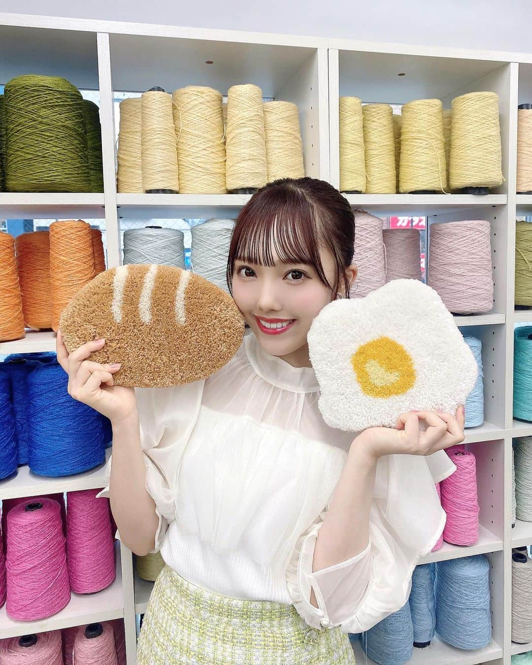 落合希来里さんのインスタグラム写真 - (落合希来里Instagram)「🥖🥖🥖  人生初タフティング〜〜!! 自分で3色選んで作ったフランスパンが 美味しそうにできていい香りもした気がする…¨̮(動画) スタッフさんも 美味しそう!!って褒めてくださって とってもにこにこほんわかな空間だった |´-`)  パンは世界を平和にするね〜〜🥖」10月24日 19時47分 - _ochiaikirari_