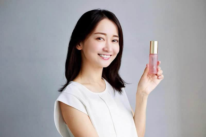 山吹香織のインスタグラム：「お肌ケア〜🧖🏾‍♀️🫧  Stem CellBooster Serum （ヒ卜幹細胞順化培養液）  @dahliags   ダリア銀座スキンクリニック様で開発された美容液を提供していただき、約二週間ほど使用してました☺️💓  ※ ヒト幹細胞順化培養液には、 成長因子、活性物質が豊富に 含まれており、お肌にハリや弾力をあたえてくれるそうです📝🥺  美容液をつけ始めて、朝起きて実感したのは…化粧ノリが良くなっていて、ハリツヤを実感😳✨ 付け方は、洗顔後に水気をとってから…美容液をつけてその後はいつも通りのスキンケアをするだけ🌿 つけた心地もベタつかない🥳  この季節乾燥肌も気になっていたので、お肌が潤って嬉しい。。🥹 継続は力なり〜お肌ケア頑張るぞ💓  #pr #ダリア銀座スキンクリニック #お肌ケア  #dahliagsc #幹細胞美容液#スキンケア #DAHLIAPROGRAM  #DP」