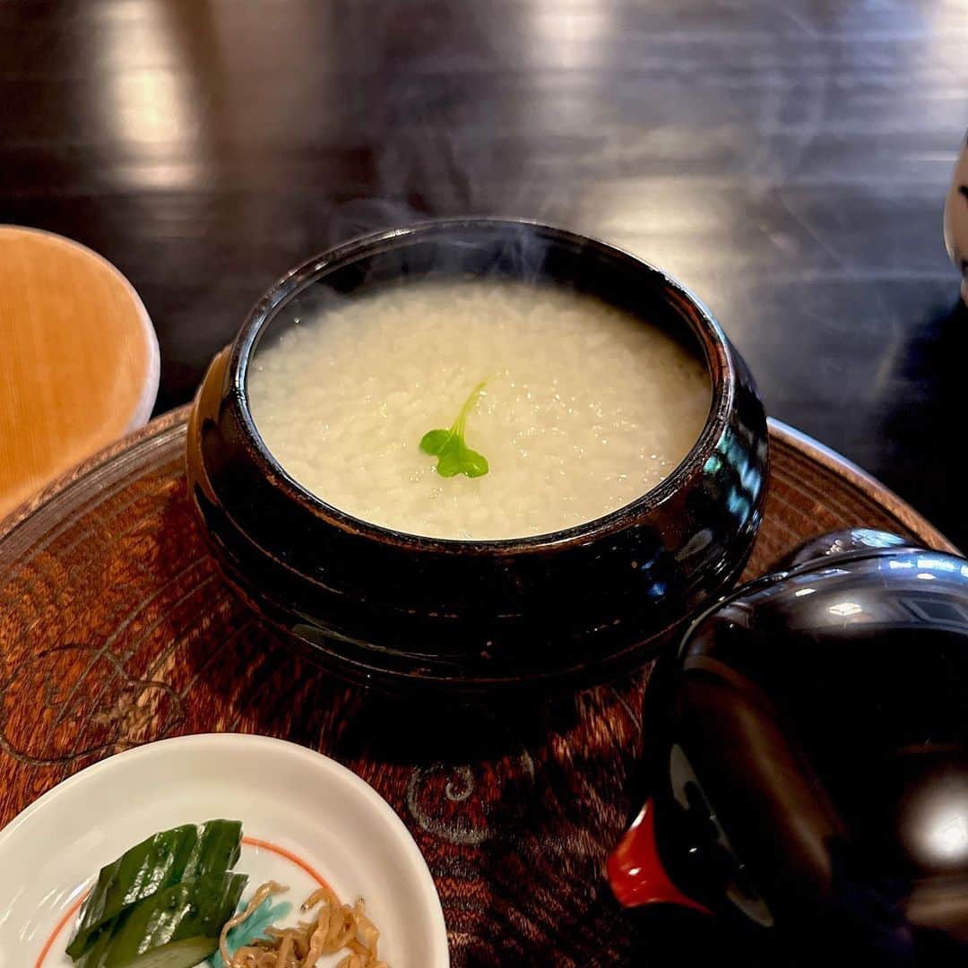 休日課長さんのインスタグラム写真 - (休日課長Instagram)「京都ひとり朝食 その1。瓢亭別館で朝粥。朝8:00に京都入りして直行。一日のスタートにぴったり。優しくて楽しい。出汁のおいしさにうっとり。追加で頼んだ自家製ジンジャエールも。満たされます。ごちそうさまでした！  #京都 #ひとりごはん #朝ごはん #朝がゆ #瓢亭別館」10月24日 19時57分 - kyujitsu_kacho