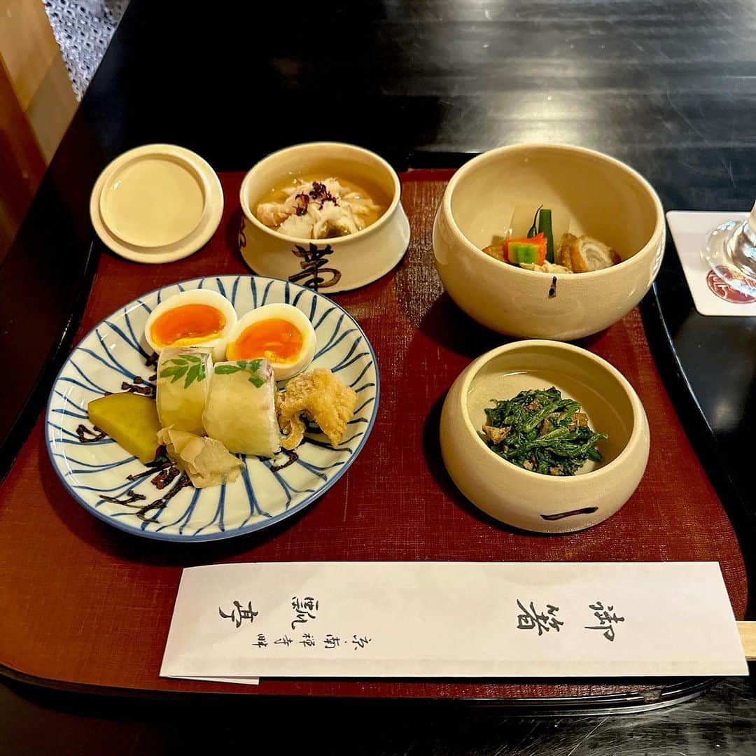 休日課長のインスタグラム：「京都ひとり朝食 その1。瓢亭別館で朝粥。朝8:00に京都入りして直行。一日のスタートにぴったり。優しくて楽しい。出汁のおいしさにうっとり。追加で頼んだ自家製ジンジャエールも。満たされます。ごちそうさまでした！  #京都 #ひとりごはん #朝ごはん #朝がゆ #瓢亭別館」