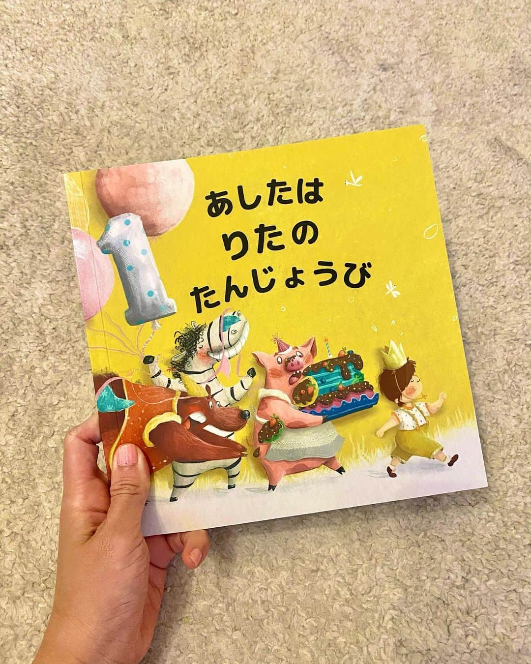 Manitasさんのインスタグラム写真 - (ManitasInstagram)「10/3 うちの坊ちゃんが1歳の誕生日を迎えました。当日は人生初の夢の国に連れて行ってみました。見る物全てが新鮮でおめめキラッキラさせてました(特にイッツアスモールワールド)目からの刺激がすごかたからかあんまり動いてなくても夜は爆睡してくれました。誕生日ケーキ食べすぎて次の日寝ゲロぶちかましてたし、よき誕生日になたかな？👶🏻🏰🌈 私たちも親になて1年。育児は大変だからもちろん楽しいことばっかりじゃないけど(喧嘩？も増えたしイライラめっちゃする)坊ちゃんが笑ってると平和な気持ちになるし、この子が生まれてきてくれて本当よかた。と思う毎日です。私たちの元に生まれてきてくれて本当にありがとう。親にさせてくれてありがとう。と感謝の気持ちでいっぱいです。本当に1歳のお誕生日おめでとうだいすき🩷🩷🩷これから歩けるよになたらもっと大変だと思うけど男の子母ちゃんこれからもゆるーくがんばりまーーす！！👩🏼‍🍼 ※夢の国にはコマちゃん行けない為今回も合成で失礼します #犬のいる暮らし #ペキプー #家族最高  #犬と赤ちゃんのいる暮らし #男の子ママ #男の子ベビー #1歳の誕生日 #firstbirthday #スマッシュケーキ」10月24日 19時50分 - manitassssss