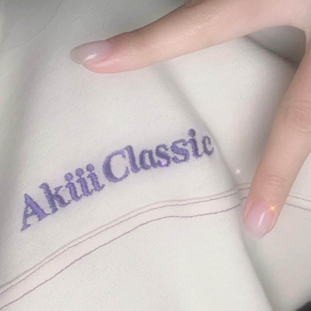 上田理子さんのインスタグラム写真 - (上田理子Instagram)「1月にお邪魔した AKIIICLASSIC 23FWの展示会でお気に入りだったお洋服とスニーカーをいただきました🥲！  スニーカーは配色が可愛すぎて 一目惚れしたもの👟 お洋服もこの秋冬大活躍の予感〜🎶」10月24日 19時50分 - ueda_riko_official