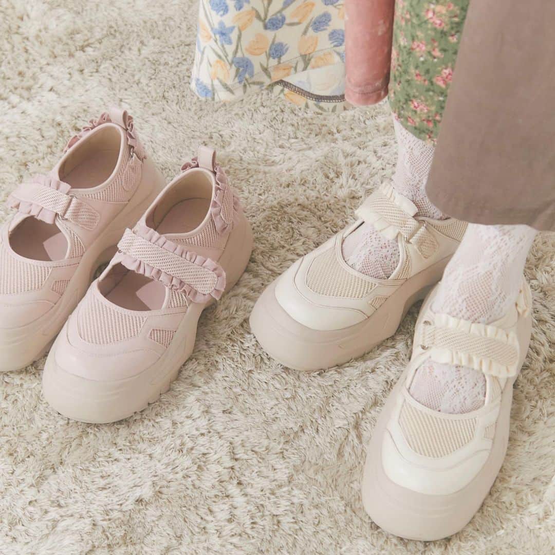 merry jennyのインスタグラム：「【runway channel】 ㅤㅤㅤㅤㅤㅤㅤㅤㅤㅤㅤㅤㅤ 10/20(fri) 12:00 〜 10/24(tue) 23:59 official web store RUNWAY channel にて new & pre order 10%OFFを開催中‼︎ さらに！ pre order は point up×10・送料無料！  topのURLから⇨  @merryjenny_instagram  ぜひcheckして下さいね！  〇 フリルメッシュベルクロスニーカー col : ivory / pink / black siz : M / L ¥14,300 (tax in)  〇 リボンリボンベロアワンピース col : gray / black ¥13,200 (tax in)  〇 フクレcheckキャミワンピース col : ivory / brown / black ¥13,200 (tax in)    #merryjenny #メリージェニー  #2023aw #dreamwell #winter #ガーリーコーデ #秋コーデ  #秋服コーデ #スニーカー」