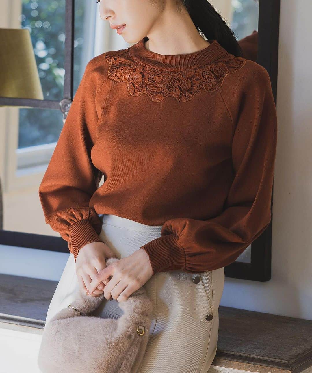 Andemiu(アンデミュウ) のインスタグラム：「09.24(tue) Now on sale アイテム詳細は画面をタップか @andemiu_official のトップURLからcheck♡  フロントレースが目を惹く、華のあるニットプルオーバー。 レーヨンの滑らかでとろみのあるニットに、同色のレースを掛け合わせたフェミニンな一枚。 ネック後ろの涙開きデザインと、丸みのある袖も可愛いポイントです。 レース部分には生地を重ね、インナーが透けることなく着られます。 カラーによって異なる雰囲気も魅力。冬のコートインのアクセントにもなるアイテムです。  . デコルテレースニット ¥12,100(tax in)#983988  . #andemiu #アンデミュウ #フェミニン #大人フェミニン #大人コーデ #大人女子コーデ #上品コーデ #お仕事コーデ #大人カジュアル #ニット #エリレースニット #デコルテ #デコルテレースニット #綺麗目カジュアル #綺麗目コーデ #きれいめコーデ #冬 #冬コーデ #新作」