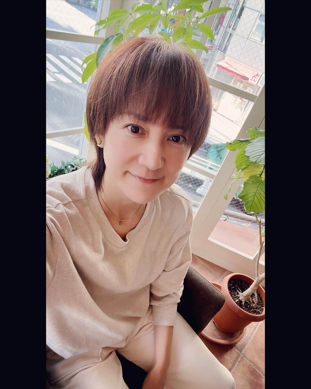 鈴木蘭々のインスタグラム：「日中は暖かくても朝晩は冷える季節に突入しました💨  今日はだいーぶ久しぶりに銀座BXにてセルバスター✨蒸されて滝汗かいてリンパを流して貰って身体中がホカホカになりました🥰  はぁ〜💨気持ちよかったぁ✨✨✨  実はコロナ禍に入ってからダンスレッスンもご無沙汰していて😞  なんだかんだであっという間に数年経ってしまいまして…💀  筋肉も落ちてしまったし流石にまずい！！と思って週1でレッスンを再開‼️  したのは良いんですけど  身体中が痛い…🙄  翌日なんか関節等もギシギシしていて💀  筋肉痛も含めあらゆる痛、からの復活が明らかに遅くなっている…🙄  数年のサボりはもうマイナスからのスタートかもしれません。。  血流を良くしつつ栄養補給もしないと筋肉疲労は復活しないのでビタミンや鉄等がバランス良く入っているサプリも購入💨  家に帰ったらクエン酸も飲みます💨  低分子コラーゲン、ヒアルロン酸、コンドロイチン…軟骨に良さそうな全てのものが詰まっているサプリも飲みます💨  しばらくはもう飲んで飲んで  飲みまくってやります💨😤  #銀座bx  #セルバスター #久しぶりにダンスレッスンに復活して思う #凄い運動量💦」