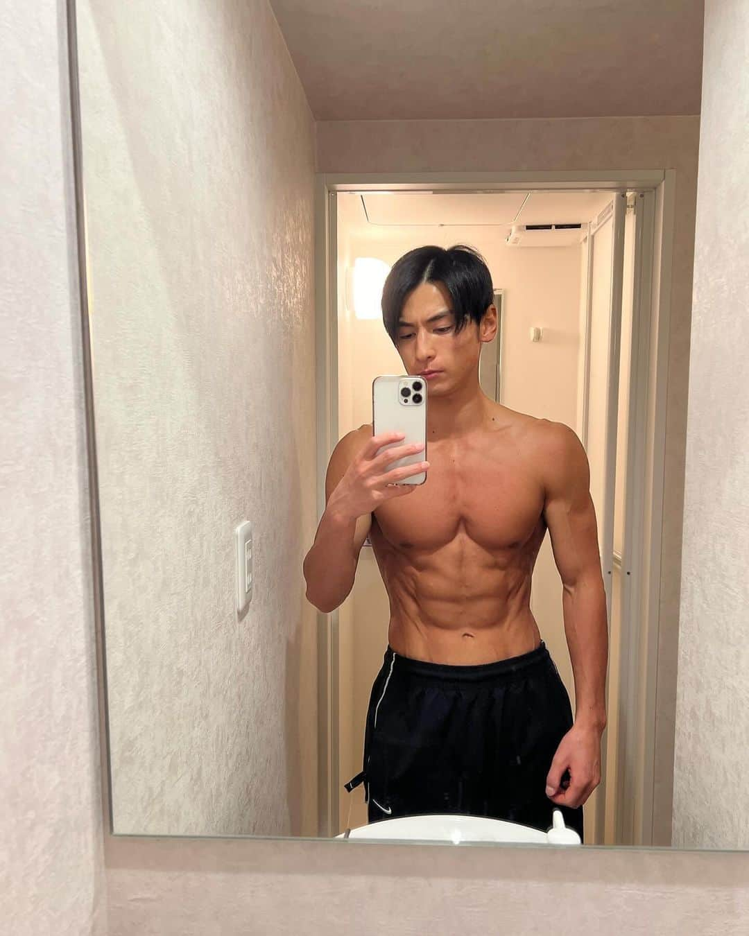 小見山直人 さんのインスタグラム写真 - (小見山直人 Instagram)「🙋‍♂️💪🔥  しんどいこともあるし我慢することも犠牲にすることも多いけど 頑張って努力したらその分素晴らしい景色が待ってると信じてる  今を全力で！今自分にできることをやりきる！  自分に負けない  気の持ち方ってすごい大事  まだまだ頑張る まだまだいける！ よし、やってやる😤💪🔥🔥🔥  #筋トレ #トレーニング #筋肉 #ジム #ベストボディジャパン」10月24日 19時53分 - naoto_lol