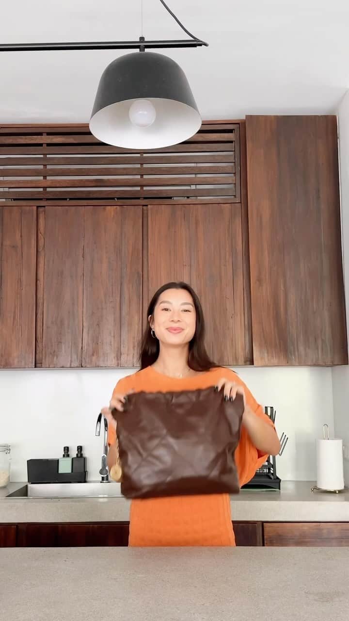 Jennifer Bachdimのインスタグラム：「Spreading good vibes with my ‘What’s in my bag’ essentials – and Gingerbon Candy is the star of the show! 🌟 From kicking nausea to adding flavor punches, it’s a mood-boosting sensation.  Gingerbon bisa kalian beli di Alfamart, Alfagift atau e-commerce Kapal Api Store. #Gingerbon #GingerbonJaheAsli」