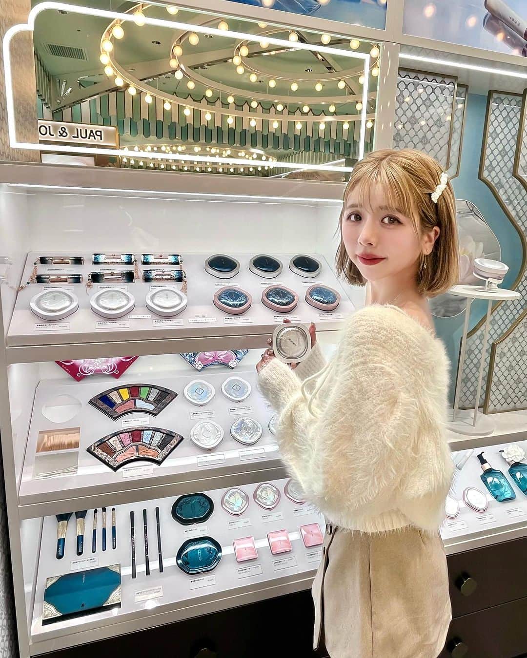 のインスタグラム：「🩵 . ずっと気になってたコスメブランド #花西子 が伊勢丹新宿店の1階に 10/31まで期間限定でオープンしてるよ🩵 @florasis.jp . キラキラして可愛いくて シャドウもリップも彫刻的で 使うのが勿体無いくらい美しい🥹 . 伊勢丹限定のBOXも高級感あって素敵💙 期間限定だから是非行ってみてね🎀 . #pr #伊勢丹新宿 #コスメ #花西子 #えりんコーデ #えりんこヘアアレンジ」