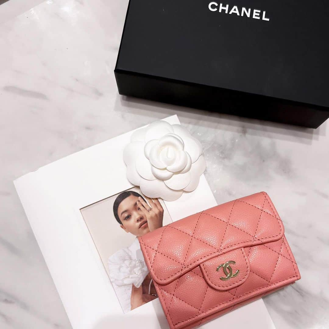 mami 宝島社のインスタグラム：「シーズナルカラーのコーラルピンク 出会ってしまった…💕  #chanel #chanelwallet #newin #newwallet」