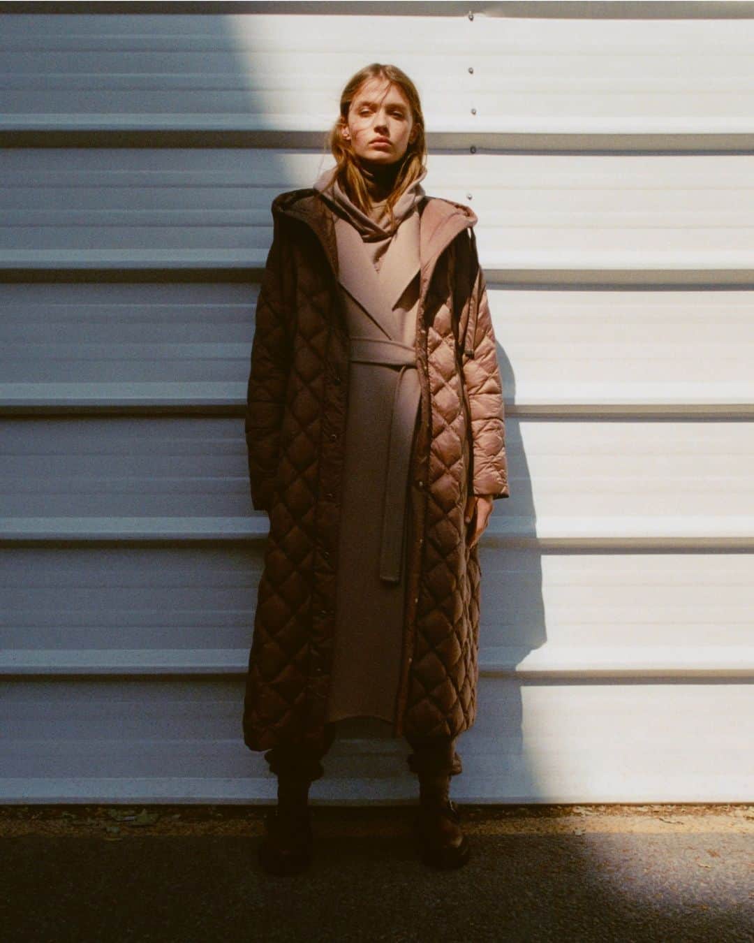 マックスマーラのインスタグラム：「Max Mara's signature camel coat meets the innovative design from the #MaxMaraTheCube Fall Winter 2023 collection for a perfect blend of functional and sophisticated style. Explore The Cube at the link in bio. #MaxMara」