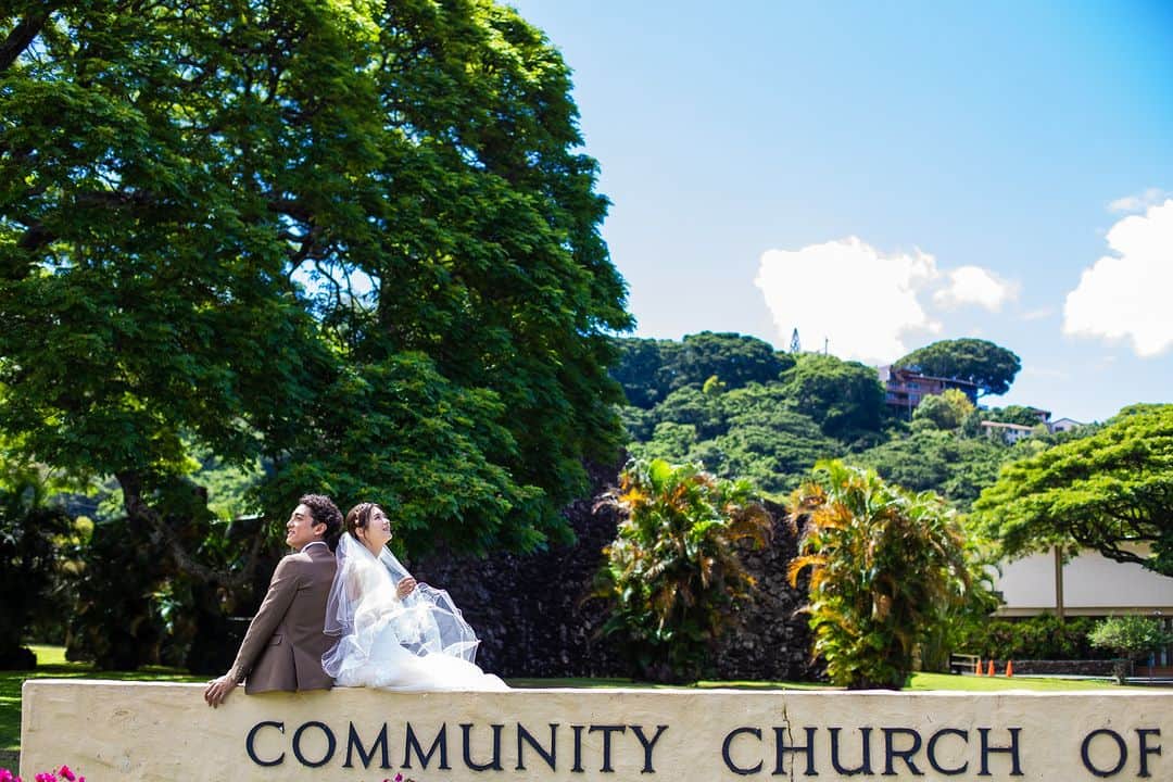 ファーストウエディング公式 ハワイウエディングさんのインスタグラム写真 - (ファーストウエディング公式 ハワイウエディングInstagram)「. 【Hawaii/挙式会場紹介】 Community Church of Honolulu ホノルルコミュニティ教会  教会のお庭は、モンキーポッドの大樹や パームツリーが生い茂る広大なガーデンに囲まれており 心地より風が通り抜けます。 落ち着いた雰囲気の中にハワイらしさを感じられる。  tuxedo @pronovias @pronovias_japan  accessory @bijou_holic   #FIRSTWEDDING #ファーストウエディング #リゾートウェディング #リゾート婚 #ハワイ挙式 #リゾート挙式 #ホノルルコミュニティ教会 #communitychurchofhonolulu #ステンドグラス #リゾ花 #家族婚 #2023秋婚 #2023冬婚 #2024春婚 #2024夏婚 #2024秋婚 #プレ花嫁 #プレ花嫁さんと繋がりたい #ハワイ旅行 #ハワイ好きな人と繋がりたい #ハワイ観光 #hawaii #hawaiitrip #hawaiiwedding #wedding #weddingphotography #bouquet #ハワイウエディング #ハワイウェディングフォト」10月24日 20時00分 - firstwedding