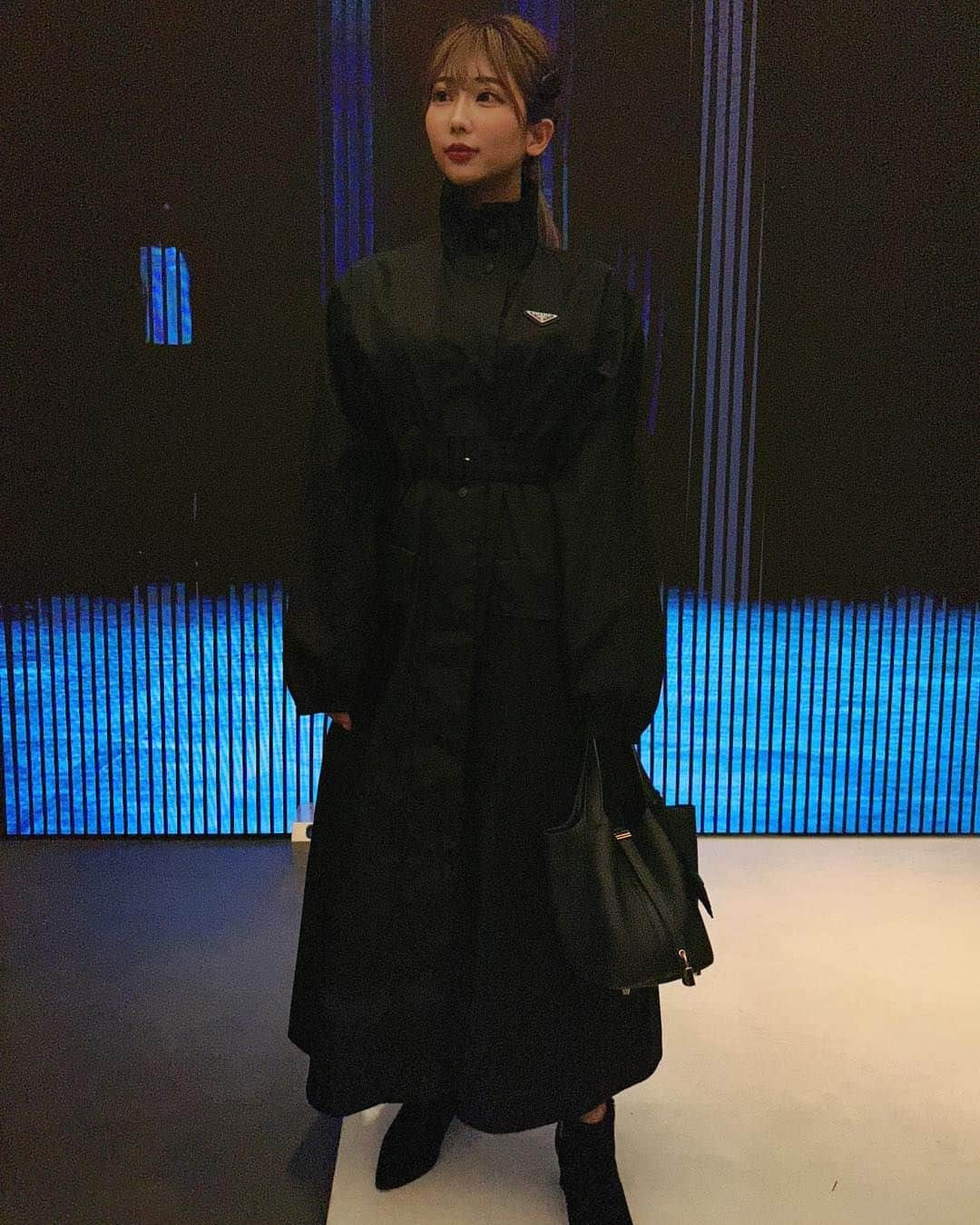 水池愛香さんのインスタグラム写真 - (水池愛香Instagram)「プラダ(@prada)の展示会に行ってきました🫶 めっちゃ可愛い服をゲットしたよ！ そして、今回のイベントとコラボの写真家さんのポスターいただきました✨ 選べたので最後の写真の1番左上のカラフルなやつが直感的に好きだったのでそちらにしました🥹🖤 部屋に飾るの楽しみ💐」10月24日 20時00分 - mizuike_aika