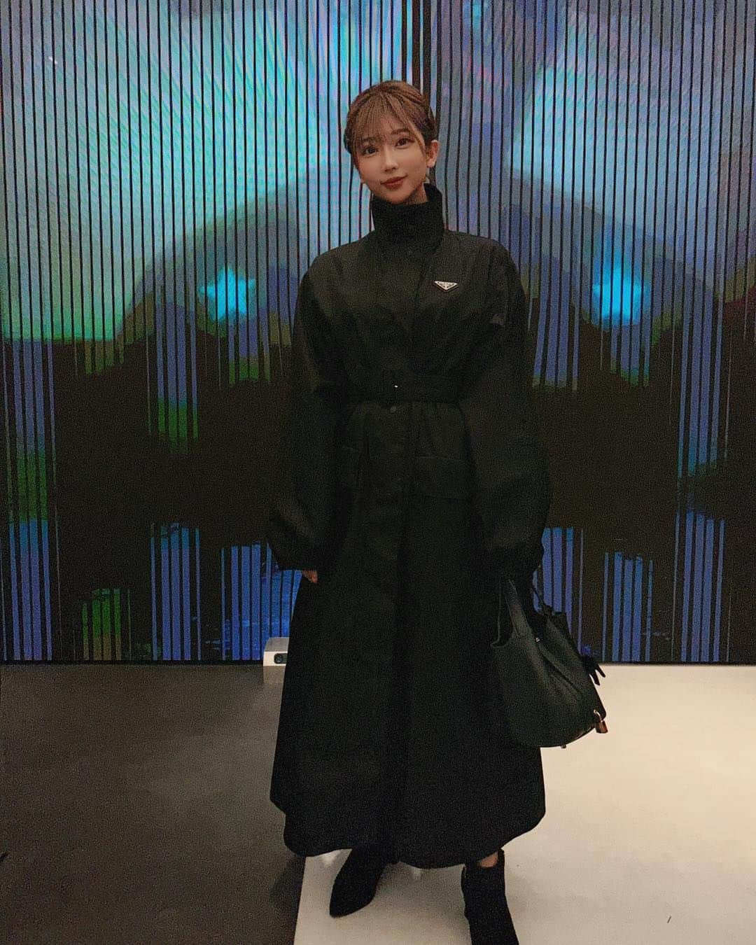 水池愛香のインスタグラム：「プラダ(@prada)の展示会に行ってきました🫶 めっちゃ可愛い服をゲットしたよ！ そして、今回のイベントとコラボの写真家さんのポスターいただきました✨ 選べたので最後の写真の1番左上のカラフルなやつが直感的に好きだったのでそちらにしました🥹🖤 部屋に飾るの楽しみ💐」