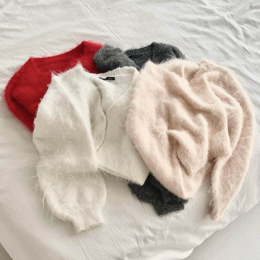 ヘザーのインスタグラム：「【 recommend item 】  人気の毛足系ニット🧶  #シャギーショートカーディガン ¥6,050(税込) シーズンムードを 高めてくれるシャギー素材のカーディガン🧵 今季注目のショート丈ニットなので 着膨れせずスッキリと着ていただけます！  #ショートシャギーニット　 ¥6,050（税込）  程よいショート丈で スタイルアップ抜群のシャギーニット。 デイリー使いしやすいシンプルな デザインになっています。 着るだけでシーズンムードを 高めてくれる１枚です♩  #Heather #ヘザー #ヘザーの秋 #ヘザーの冬 #シャギーニット #シャギーアイテム #シャギー素材 #シャギーカーディガン #ショート丈カーディガン #ショートトップス #プリーツスカート #プリーツミニスカート #ミニスカートコーデ #レースインナー #レーストップス」