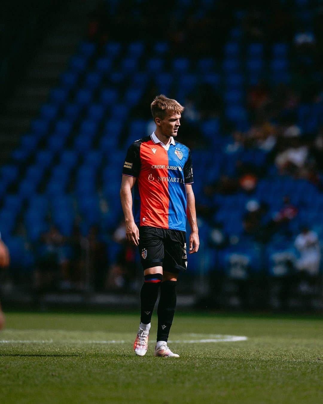 FCバーゼルのインスタグラム：「ℹ️ Arnau Comas fällt verletzt aus  Innenverteidiger Arnau Comas hat sich beim vergangenen Spiel gegen den Servette FC eine Verletzung des linken Aussenmeniskus zugezogen. Der 23-jährige Spanier wurde heute Vormittag erfolgreich operiert, der Riss konnte genäht werden. Comas fällt leider erneut für mehrere Monate aus.  Wir wünschen dir eine gute Besserung, Arnau, Kopf hoch und komm stärker zurück! 💪   #FCBasel1893 #AlliZämme」