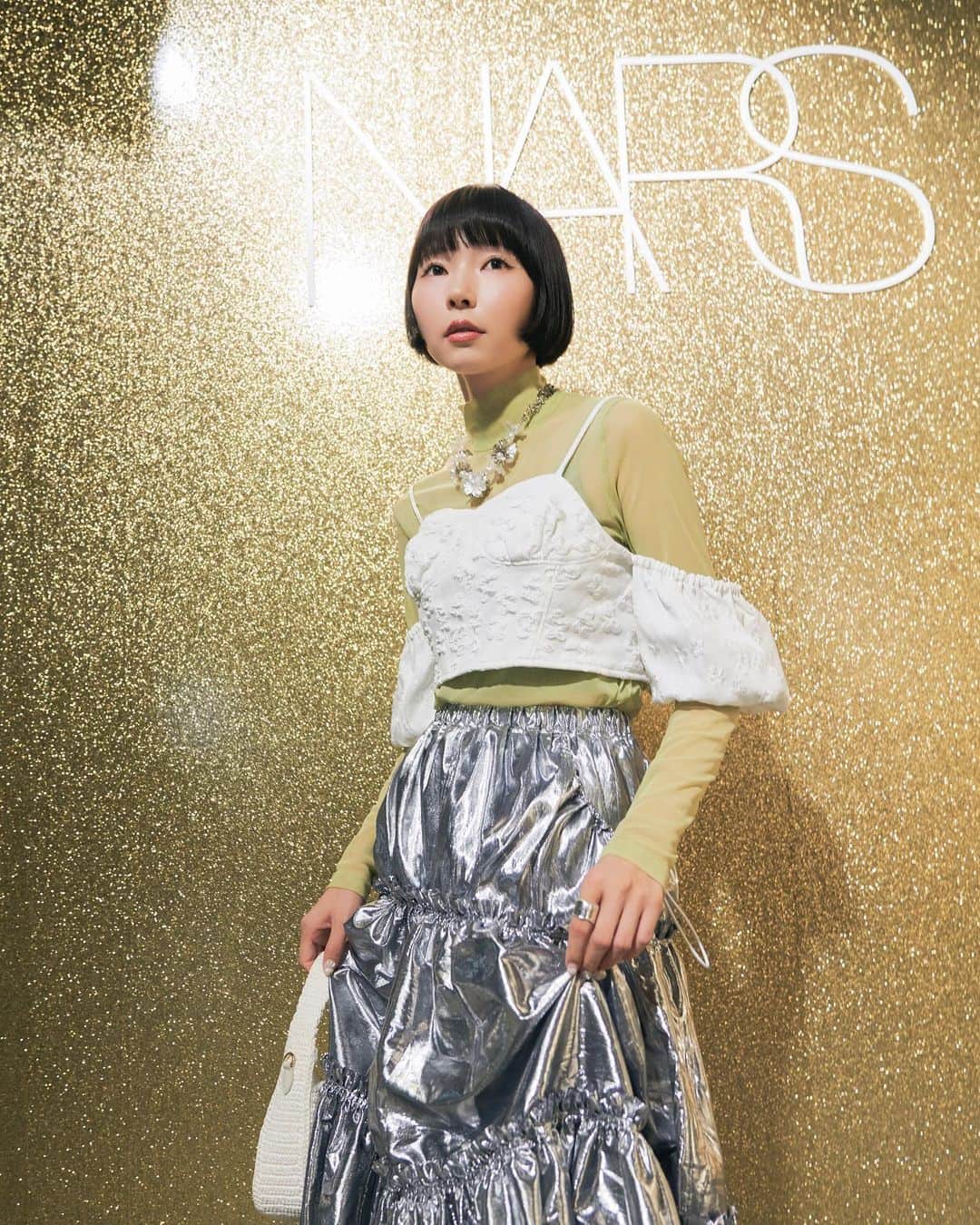 あさぎーにょのインスタグラム：「NARSのパーティーで最高のアイテムに出会ったの！ このアイシャドウまじで神！ これはゲットだよ！🔥クリスマスコフレ🎅！ 私いま毎日つかってる！笑 特に左上のベージュ？っぽいお色が最高すぎて！！ 超可愛い！他の色も捨て色なさすぎ！ クリスマス限定だから無くなっちゃったらもう手に入らないと思うと超悲しみ！  チークはゲットしてないんだけど 塗ってもらって可愛かったなぁ、、、  あーん最高🎅🎉  追記: ほんとにほんとにほんとに可愛い色なのよ！ブラウンも超可愛い！ しかもパレットの中にシルバーもゴールドも入ってて何事！？って感じ🎅❤️シルバーも上品で使いやすいラメ感！（古っぽくならない！）  @narscosmeticsjapan  #nars#クリスマスコフレ#クリスマスコフレ2023  #アイシャドウ#メイク#コスメ」