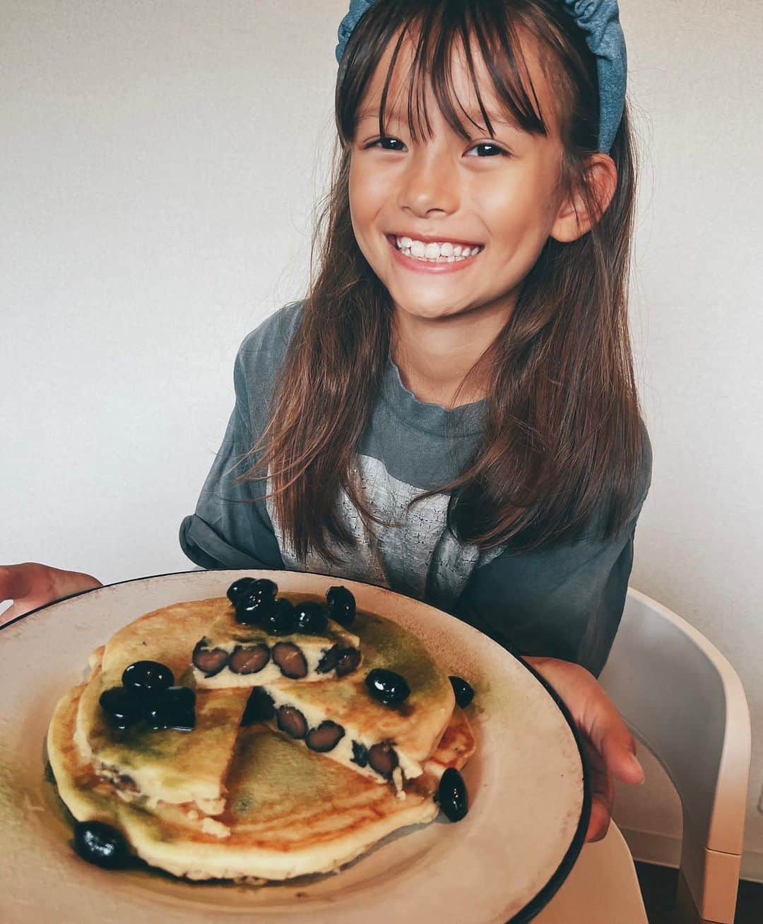 大桑マイミのインスタグラム：「娘と一緒に黒豆ホットケーキをつくりま した!  よくできました💮〜  黒豆と言えば おせちでしか食べない人も多いかもしれませんが、 こうしてお菓子づくりによくいれます。　蒸しパンに、　パウンドケーキ、 黒豆オーツクッキー🍪今回はホットケーキ。 砂糖不使用の生地にまるまる一パック。 ほどよい甘さがちょうど良く味付けされて⭕️美味しい〜❤️❤️  私は昔から、いつもおやつにパクパク食べています♪お豆は、身体にも美容にも良いので、 子供達にもどんどん食べてほしいです。　  フジッコさんが取り組まれている 毎日お豆を摂り入れて健康になろう〜という 「EverydayBeans!」私も実践してみています！ @everydaybeans_fujicco  #everydaybeans #フジッコ #PR」