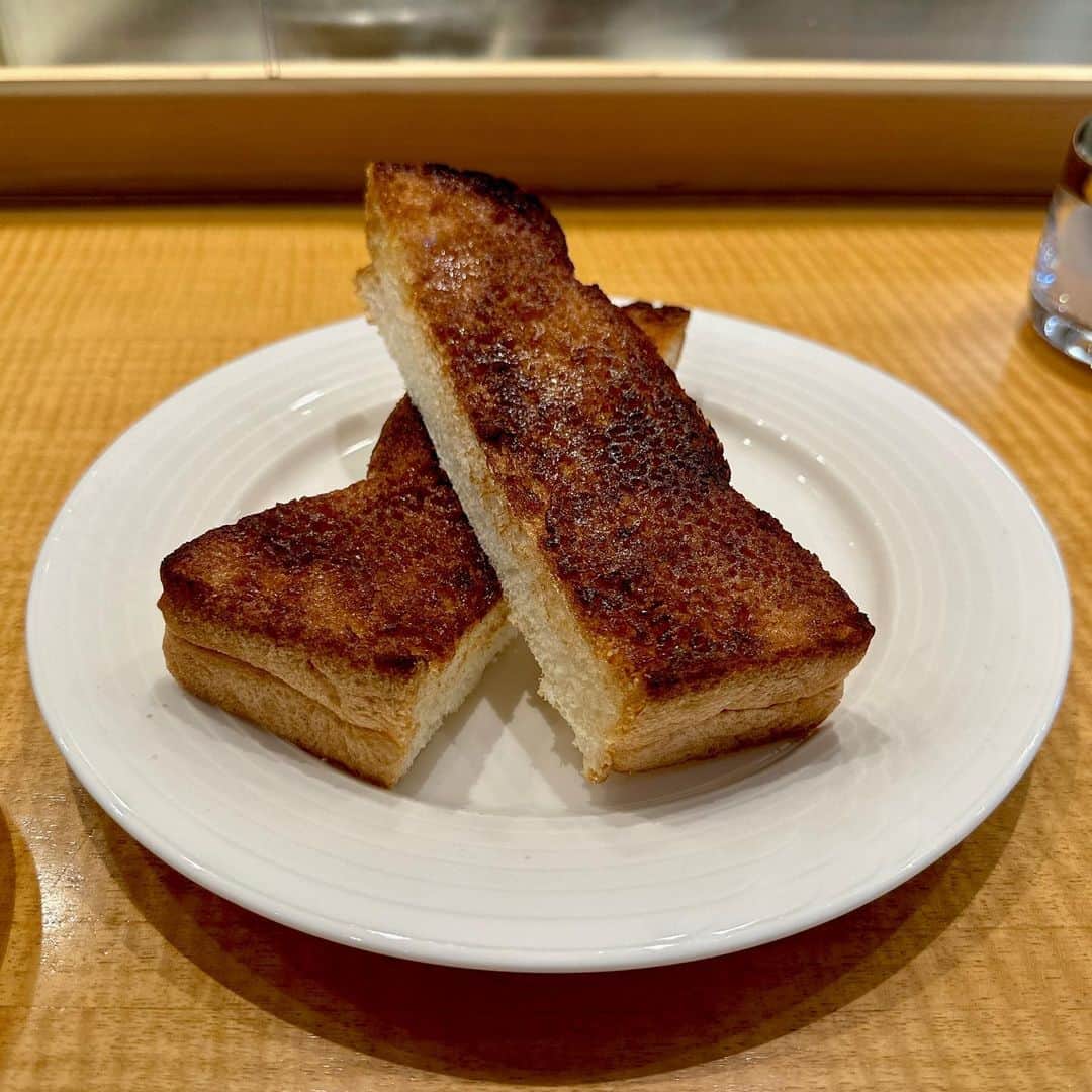 休日課長さんのインスタグラム写真 - (休日課長Instagram)「京都ひとり朝食 その2。シナモントースト探訪中なんですが、前々から気になっていたカフェヴェルディのシナモントーストとやっと対面。  やっと会えた。  トースト・シナモン・シュガーが一体となっていて、まず食パンがうまいとか、トーストの状態がサクフワだったりとか、シュガーの焼け感とか、シナモンの定着具合とか、もう細かいことが色々積み重なって、何が言いたいかっていうと、最高！！  コーヒーはヴェルディブレンドにしましたがこれまたバランスが良くて美味しい。  ごちそうさまでした！  #京都 #朝ごはん #ひとりごはん #シナモントースト #コーヒー #カフェヴェルディ」10月24日 20時01分 - kyujitsu_kacho