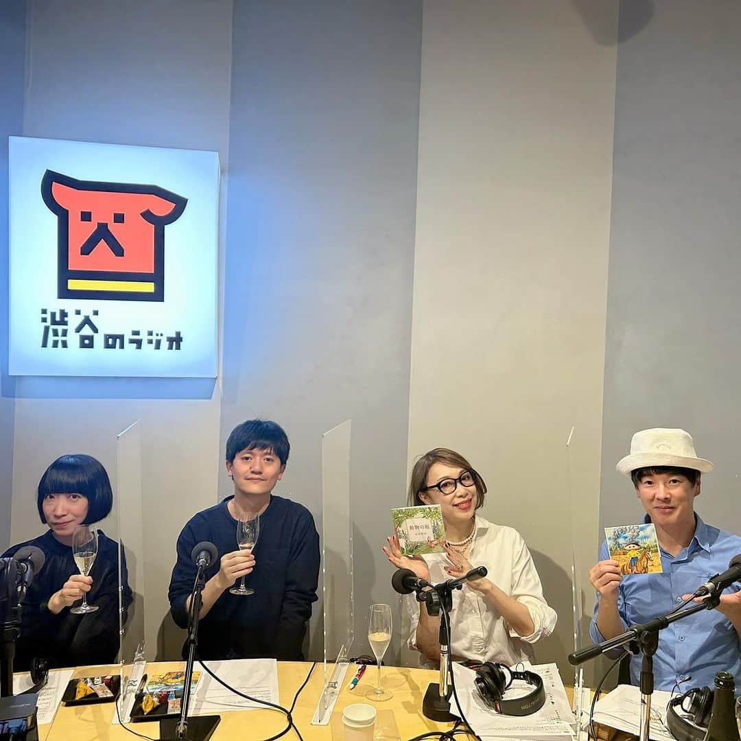 野宮真貴のインスタグラム：「. 昨日は、久しぶりの『渋谷のラジオの渋谷系』でした📻 やはりスタジオでのお喋りは楽しい！ 私にとって週に一度のラジオは、もはやボケ防止と言えるのかも😅  ゲストにはポニーのヒサミツさんと中川理沙さんをお迎えしました。アーティスト同士であり、ご夫妻でもあるお二人は、お家でお酒を飲みながら互いの作品を褒め合うのだそう。なんて素敵なんでしょう🥰  ニューアルバムはどちらも本当に素晴らしいので是非聴いてみて！  リスナーの皆さんもメッセージをありがとう！  再放送は10/29(日)の22:00〜 ●渋谷のラジオの聴き方 https://shiburadi.com/  #渋谷のラジオ#渋谷のラジオの渋谷系 #ポニーのヒサミツ #中川理沙 #カジヒデキ #野宮真貴 #missmakinomiya」