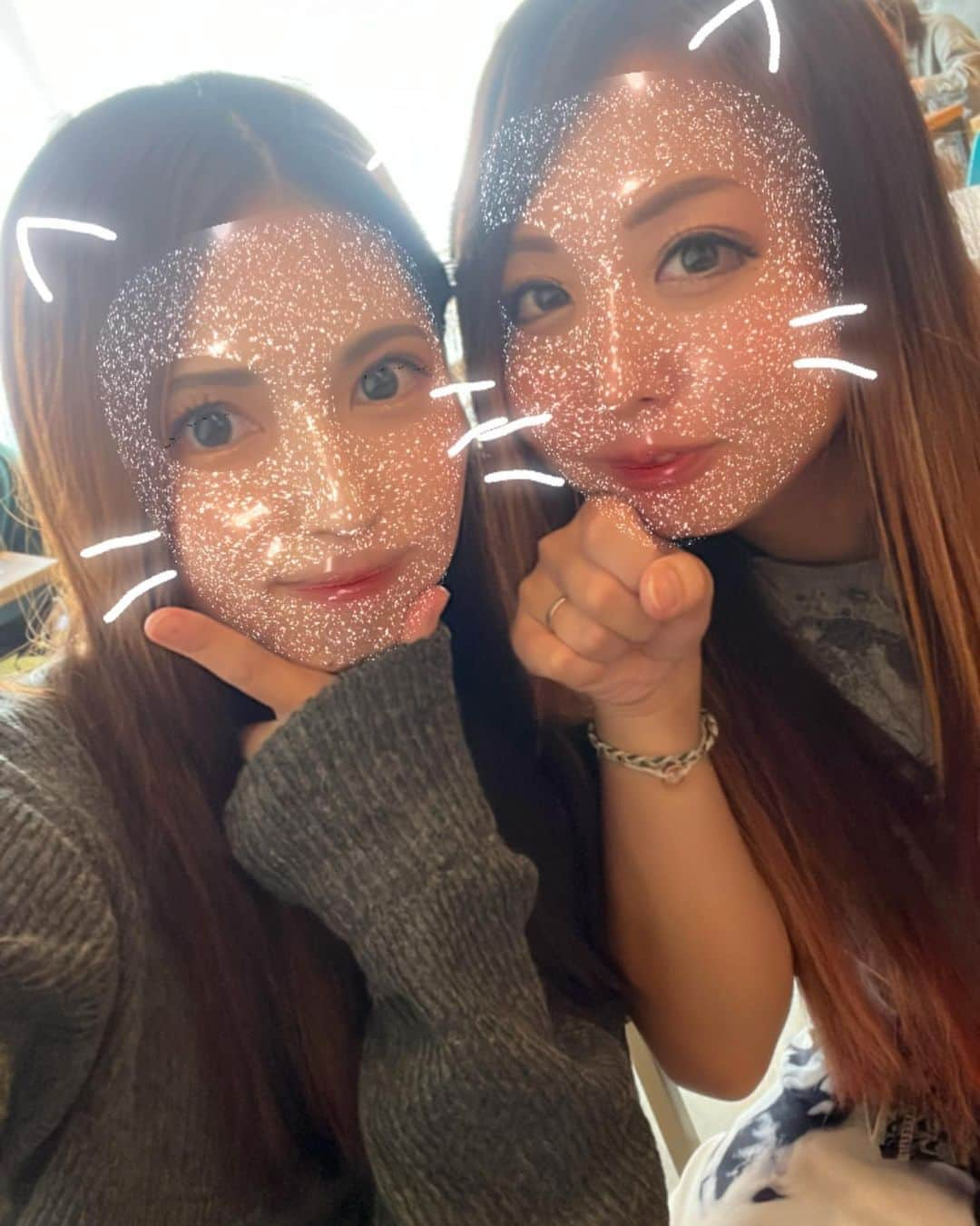 菊地あやかさんのインスタグラム写真 - (菊地あやかInstagram)「.  幼馴染と新大久保ランチ🇰🇷❤️‍🔥❤️‍🔥 小学校高学年のとき私も足早くなって リレーの選手になりたい！！！と 私の心を燃やした幼馴染🥰 笑 そして6年でリレーの選手になれて 一緒に走れた事が嬉しかったのを 今でも覚えてる🏃‍♀️(何の話) 子供の頃の記憶って案外覚えてるもんだよね☕️𓈒 𓂂𓏸  行ってみたかった @onna_tokyo ⸝⋆ ☑︎厚切りミナリサムギョプサルセット (野菜セット、チゲ、ケランチム、炒飯付き) 今まで食べてきたサムギョプサルの中で いっっちばん美味しかった、、、 ミナリと一緒に食べるのホント最高！！！ 〆のとびっこ入り炒飯がこれまた良き🥹🫶🏻 ハートの型可愛くて天才🤍( ? ) 是非行ってみてねっ ᝰ✍︎꙳⋆  #新大久保#新大久保グルメ#新大久保ランチ  #3児ママ#2児ママ#男の子ママ#女の子ママ #年子ママ#幼馴染#ミナリサムギョプサル #サムギョプサル#韓国料理#ケランチム」10月24日 20時01分 - ayaka_official06