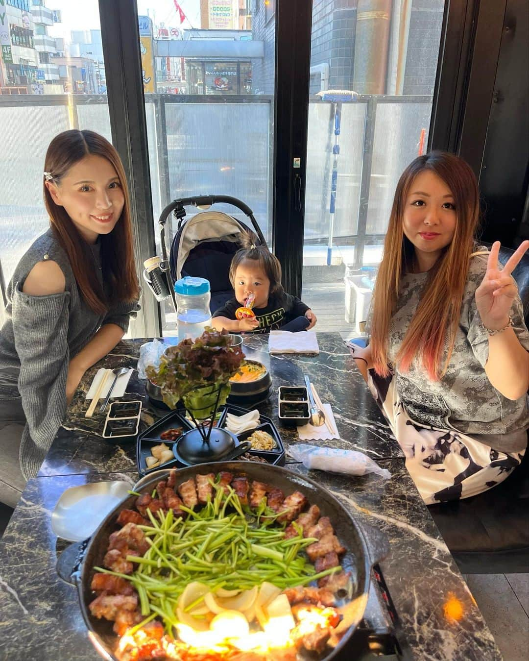 菊地あやかさんのインスタグラム写真 - (菊地あやかInstagram)「.  幼馴染と新大久保ランチ🇰🇷❤️‍🔥❤️‍🔥 小学校高学年のとき私も足早くなって リレーの選手になりたい！！！と 私の心を燃やした幼馴染🥰 笑 そして6年でリレーの選手になれて 一緒に走れた事が嬉しかったのを 今でも覚えてる🏃‍♀️(何の話) 子供の頃の記憶って案外覚えてるもんだよね☕️𓈒 𓂂𓏸  行ってみたかった @onna_tokyo ⸝⋆ ☑︎厚切りミナリサムギョプサルセット (野菜セット、チゲ、ケランチム、炒飯付き) 今まで食べてきたサムギョプサルの中で いっっちばん美味しかった、、、 ミナリと一緒に食べるのホント最高！！！ 〆のとびっこ入り炒飯がこれまた良き🥹🫶🏻 ハートの型可愛くて天才🤍( ? ) 是非行ってみてねっ ᝰ✍︎꙳⋆  #新大久保#新大久保グルメ#新大久保ランチ  #3児ママ#2児ママ#男の子ママ#女の子ママ #年子ママ#幼馴染#ミナリサムギョプサル #サムギョプサル#韓国料理#ケランチム」10月24日 20時01分 - ayaka_official06