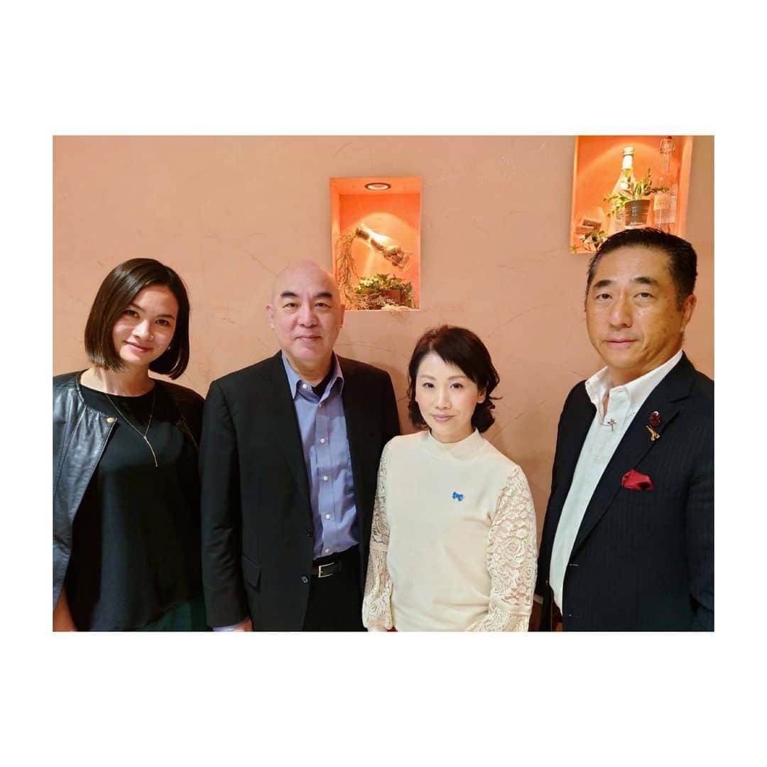 濱田玲のインスタグラム：「お久々の　  with 大阪の親戚(勝手に呼んでる)島ちゃんと〜🍷  私はその人が どんな仕事で どんな役職か ってので友だちにならないもんだから 後から、あーっそうだったんだぁてなる😰  でもさ。 私にとって島ちゃんは #ロマンチスト同盟中間 なんだよね🤣  なかなか波長が最初は合わなかったけれど 今は本当に同志のような、 気持ちを理解してくれる 親戚の叔父ちゃん‼️😊  聞かれたら答えてしまう 自分の変な従順さには 気をつけようっと😇  #島田商事の島ちゃん #私が勝手に決めた親戚の叔父ちゃん #親身に話し聞いてくれる紳士 #ロマンチスト同盟中間」