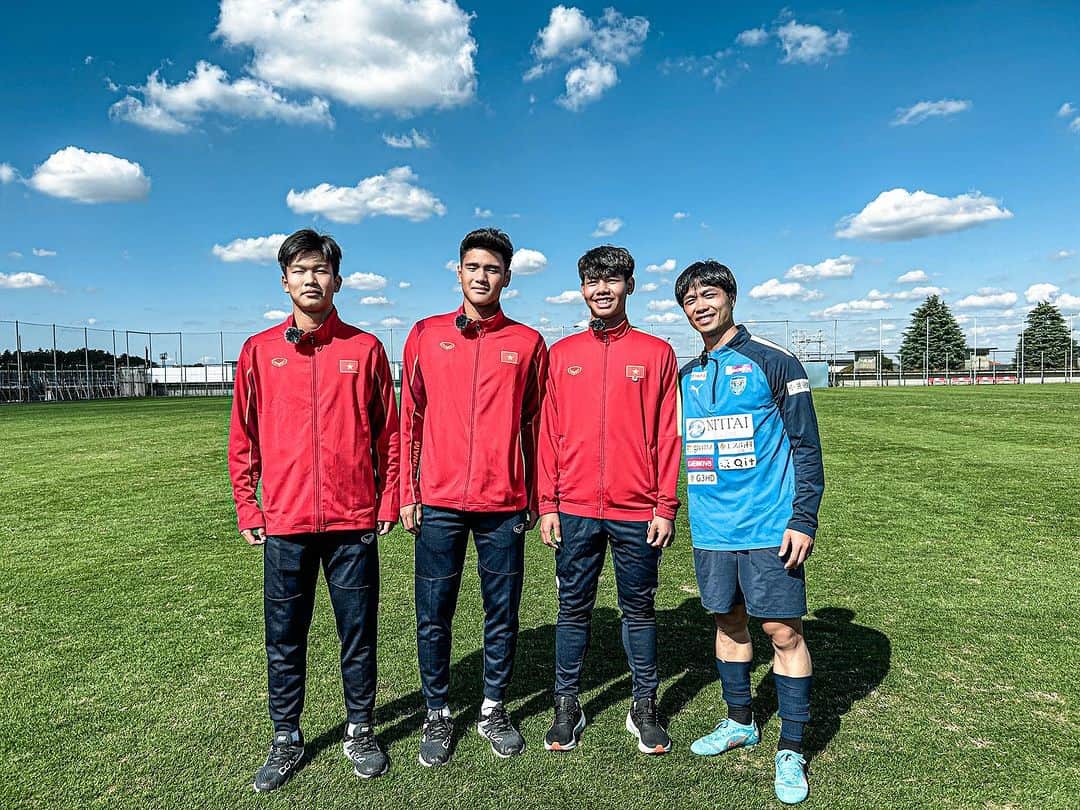 横浜FCのインスタグラム：「Ｊリーグが取り組むプロジェクトの一環として、育成年代のASEAN出身選手のレベルアップを目的にJクラブ・アカデミーへの練習参加の受け入れを行っています。  横浜FCには、ベトナム代表のユース選手達が参加🇻🇳  先駆者として活躍するベトナム出身の #グエンコンフオン 選手と交流する機会も📷  #côngphượng  #congphuong  #yokohamafc #横浜FC #Jリーグ #JLEAGUE #HAMABLUE」