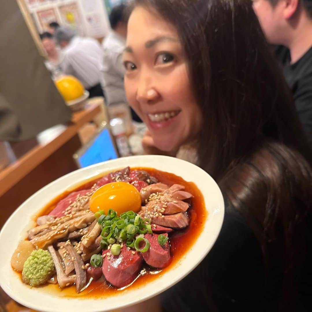 こちえのインスタグラム：「. . 肉刺しユッケの5種盛り🥹 新鮮で甘辛のタレと黄身と絡まって 美味し過ぎたぁぁぁ🥹❤️‍🔥❤️‍🔥  分厚くて柔らかな塩味の茹でタンと シロも絶対食べて欲しい🤤✨ 私的ベスト茹でたんのお店です🫶  他にも色々頼んで1人5000円は安すぎ、、 そんなに食べ無い人はもっとお安いと思う！  仕事帰りにぴったり過ぎるお店🫢❤️‍🔥  #もつ千#もつ焼き#串焼き #茹でタン#牛タン#もつ煮  #赤坂グルメ#東京グルメ  #飲兵衛女子#グルメ女子 #居酒屋グルメ#居酒屋巡り #赤坂#東京 #yakitori#izakaya#pr #followme#japanesefood  #japantravel#japantrip  #japanesegirl#yummy  #roppongi#akasaka #tokyo#japan」