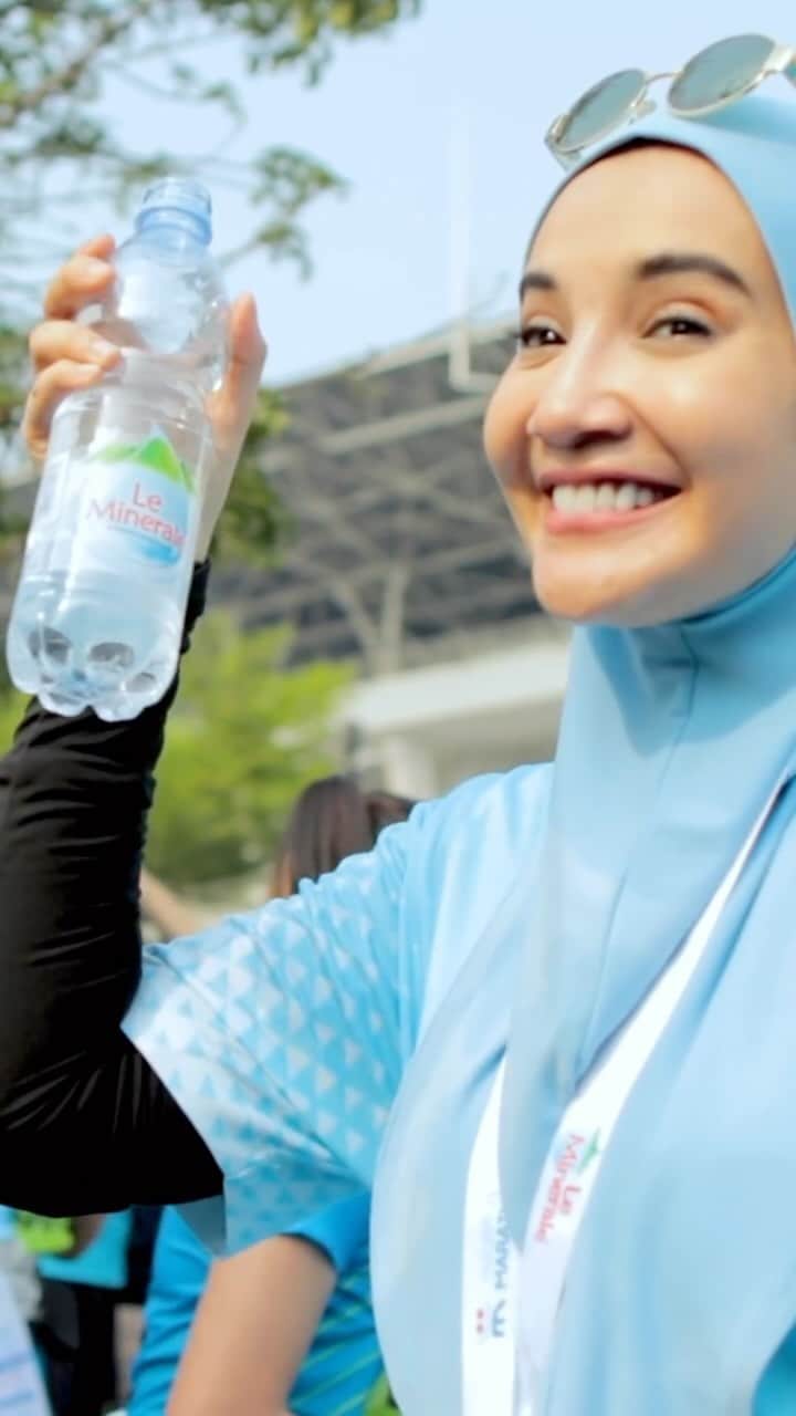 Zaskia Sungkarのインスタグラム：「Seneng banget akhirnya pengalaman pertama finish 5km di Jakarta Marathon 2023 bareng @le_mineraleid !!  Aku bisa kuat sampai finish karna @le_mineraleid bertebaran di semua water station saat berlari di Jakarta Marathon 2023.  Karena Le Minerale hadir dengan mineral essential untuk menjaga kita tetap bugar dan sehat sepanjang lari. Sampe ketemu di maratonku selanjutnya!   #LangkahBersama #JakartaMarathon2023 #PilihLeMinerale #MineralEssensial #KebaikanMineralTerlindungi」