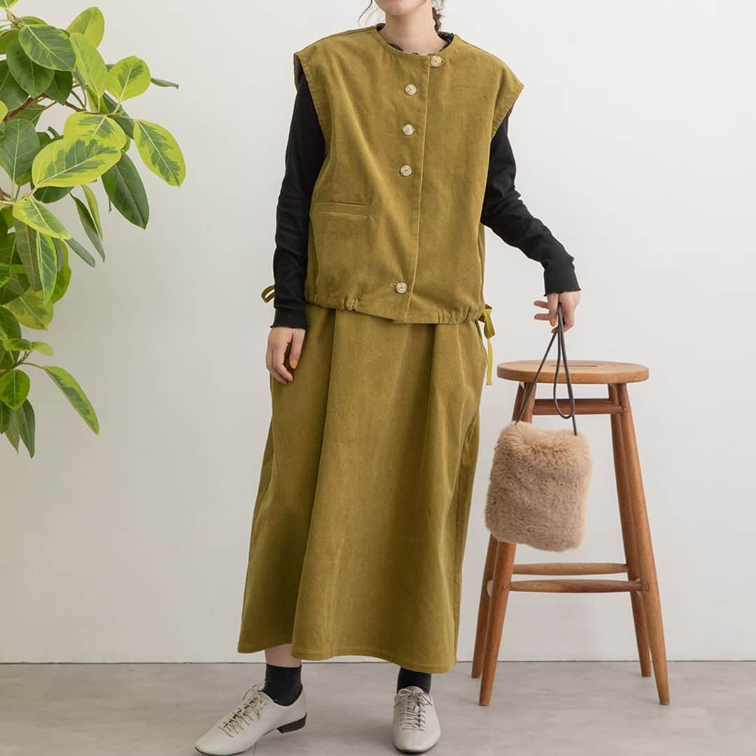 POUDOUDOUofficialのインスタグラム：「Autumn New Arrival ----------------------  ドロストヘムコーデュロイベスト ￥8,250 (tax.incl) ivory/black/light green  コーデュロイサイドリボンジャンパースカート ￥9,790 (tax.incl) ivory/black/light green  コーデュロイタックワイドパンツ ￥8,690 (tax.incl) ivory/black/light green  ベストとボトムがセットアップでも着られる 秋冬らしい雰囲気を高めるコーデュロイシリーズです。  店舗入荷済 （遠方店舗は10/25） オンラインショップは10/25販売開始  ※詳しい在庫状況は各ショップへお問い合わせください。  ----------------------  ＼KNIT FAIR 開催中／  これから活躍するニットアイテムがお得にご購入いただける イベントです。  ▷開催期間　10/29(日)まで  対象のニットアイテムを10％OFFにてご購入頂けます ※詳しくは店舗スタッフにお問い合わせください  この機会にぜひ 店舗またはオンラインショップにお越しください！  #poudoudou #プードゥドゥ #pdd23aw #coo_online」