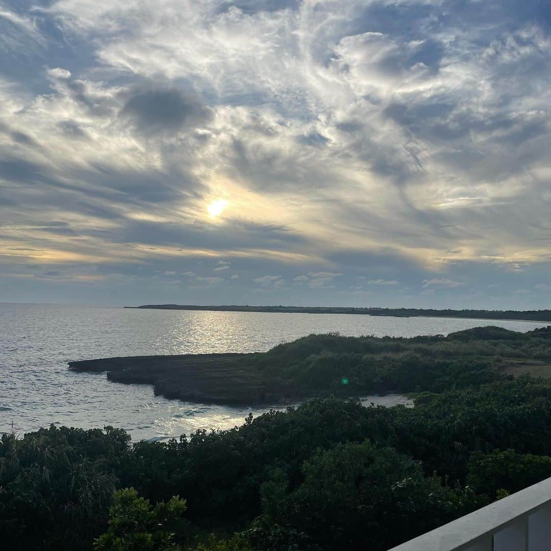 橋本和花子さんのインスタグラム写真 - (橋本和花子Instagram)「* いつかの宮古島🏝️ ここの沖縄そばのお出汁、水筒に入れて 持って帰りたいくらい美味しかった… 快晴で朝日にも夕日にも星空にもうっとり🫠」10月24日 20時03分 - wakako__hashimoto