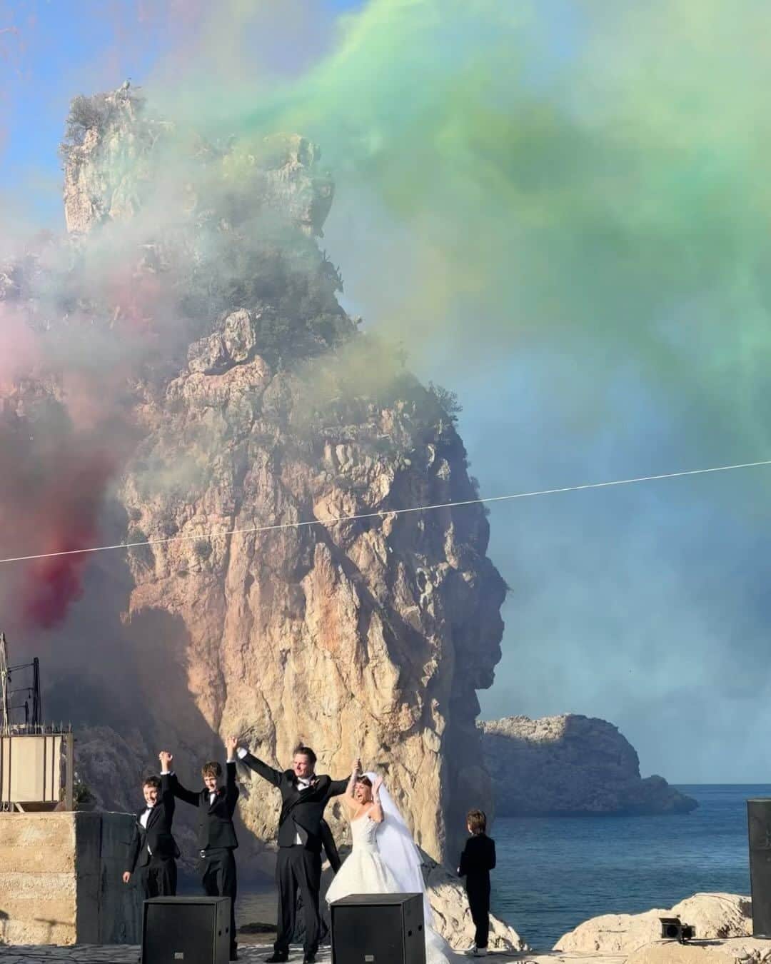 クララ・パジットのインスタグラム：「J&J LOVE ALWAYS WINS 🧞‍♀️🔮🧞‍♂️ 🫳 🫴 thank you for sharing your magic with us @jaimewinstone @james_suckling love you both so much #comewegoforever」